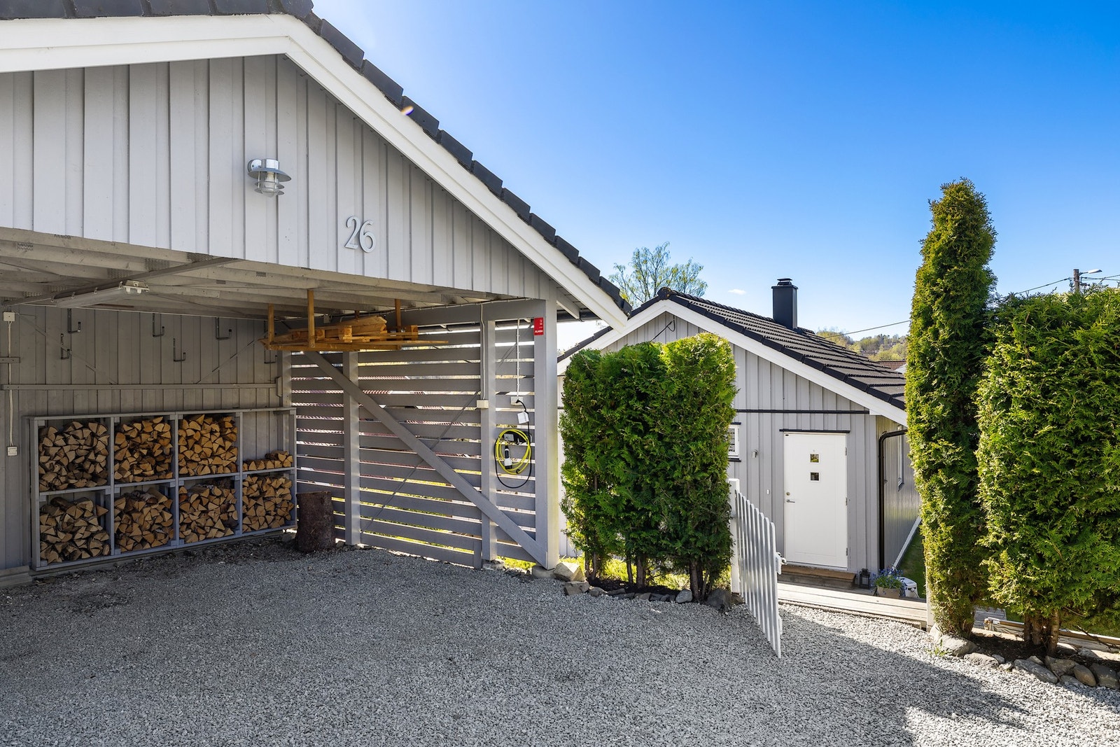Med eiendommen følger parkering i en frittliggende carport med bod og takterrasse Galleribilde
