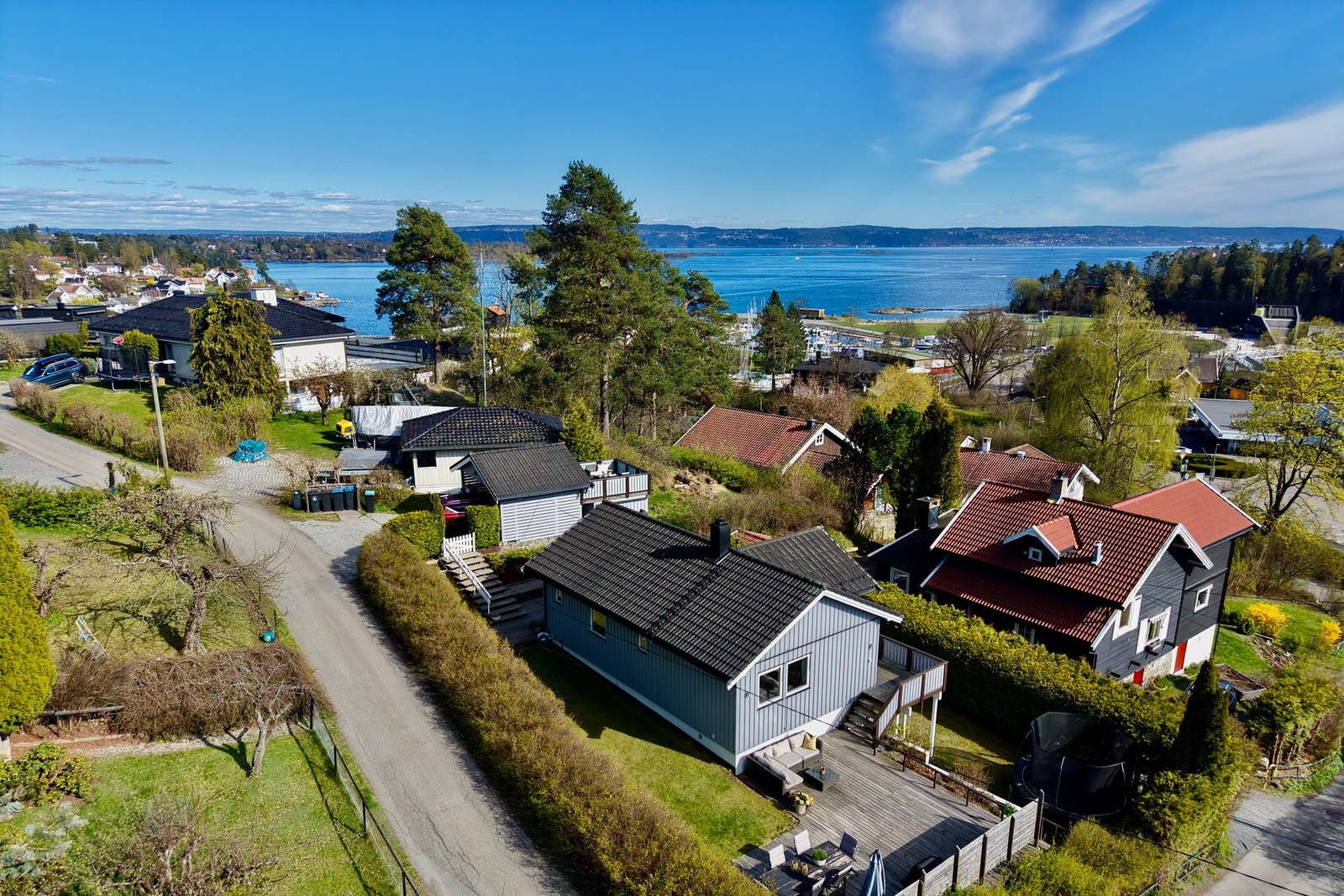 Eiendommen har en attraktiv beliggenhet langs Holmen sjøfront, i en rolig blindvei med etablert småhusbebyggelse Galleribilde