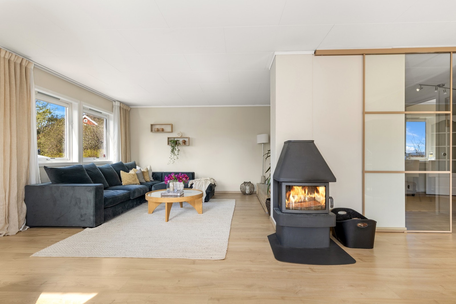 Her er plass for en stor sofagruppe/tv-krok Galleribilde