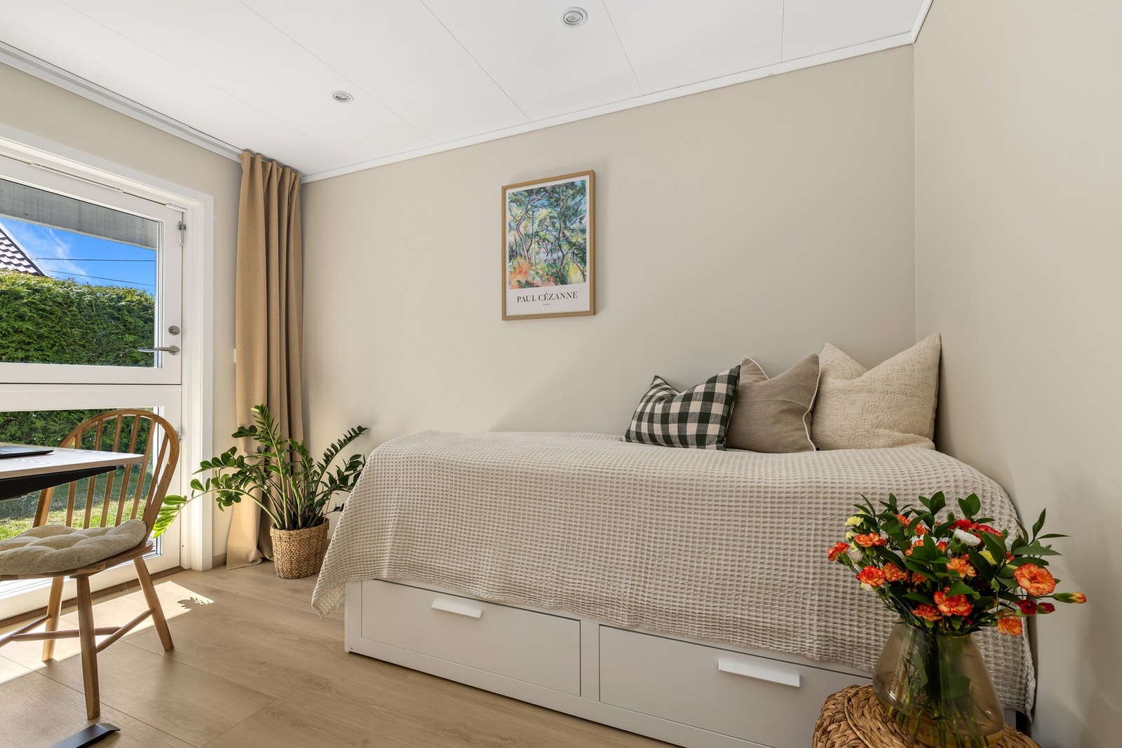 Soverom 4 har innredning med gjesteseng og kontorplass Galleribilde