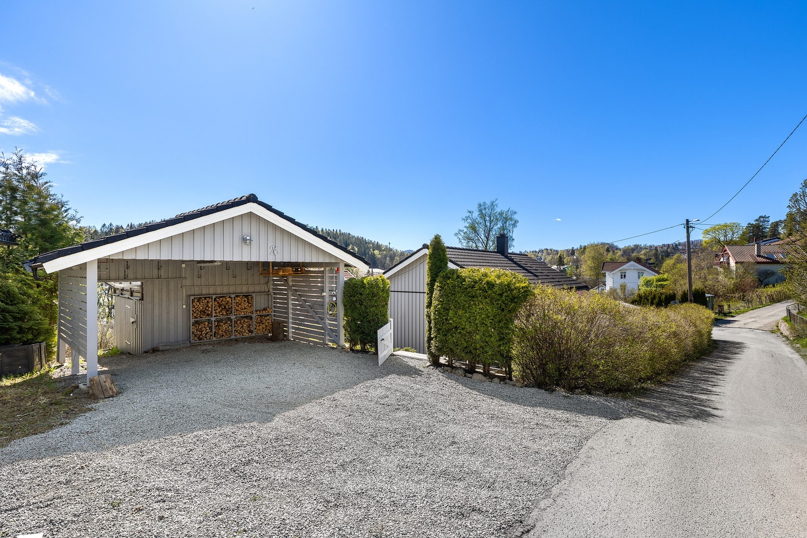 Det er biloppstillingsplasser i egen gruslagt gårdsplass Galleribilde