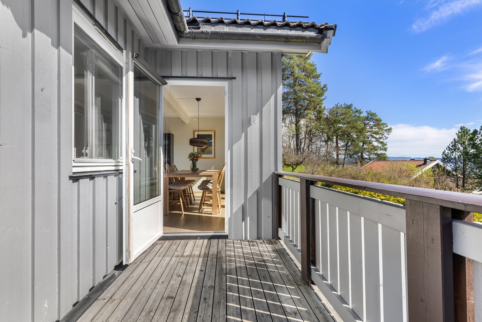Sørvendt terrasse ved stue/spisestue Galleribilde