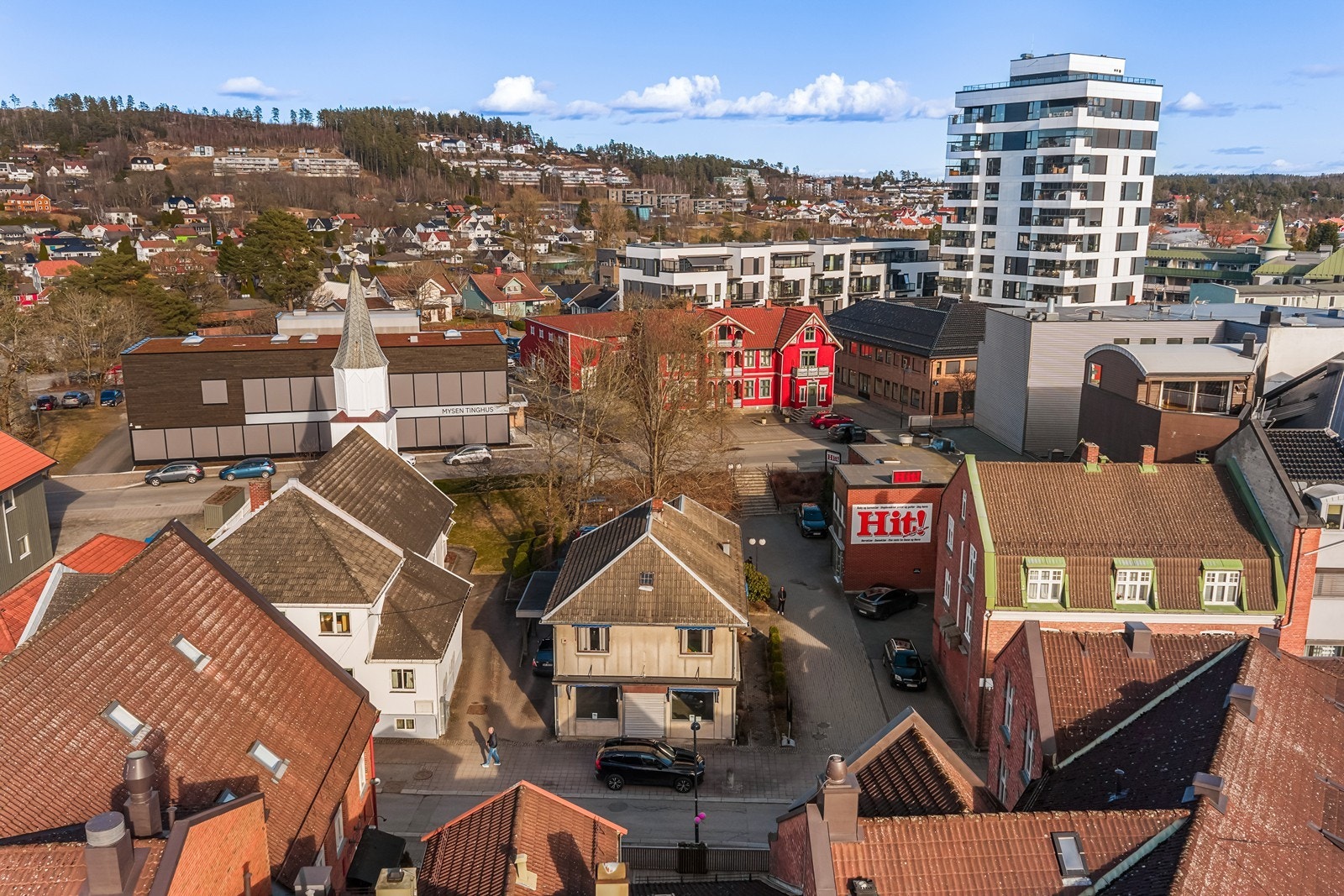 Bygningen er plassert i et etablert område i hjertet av Mysen sentrum. Galleribilde