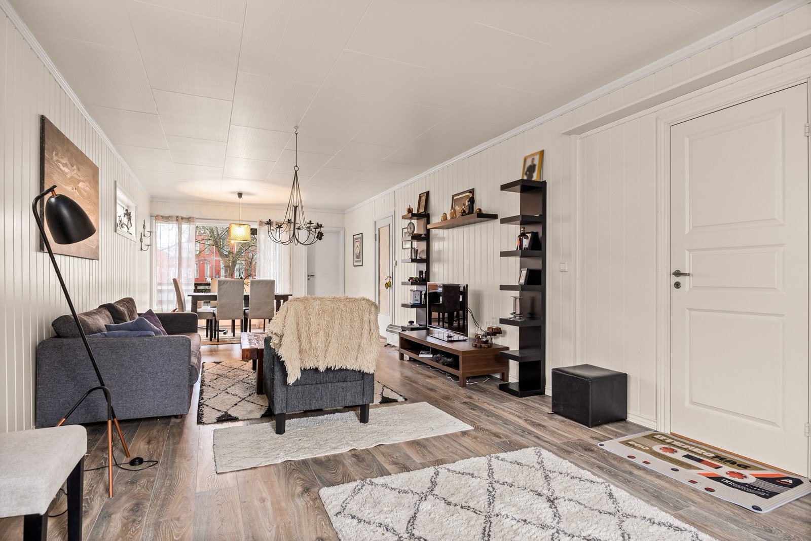 Veggene i stuen består av MDF-panel og malte plater, og gulvet har laminat. Galleribilde