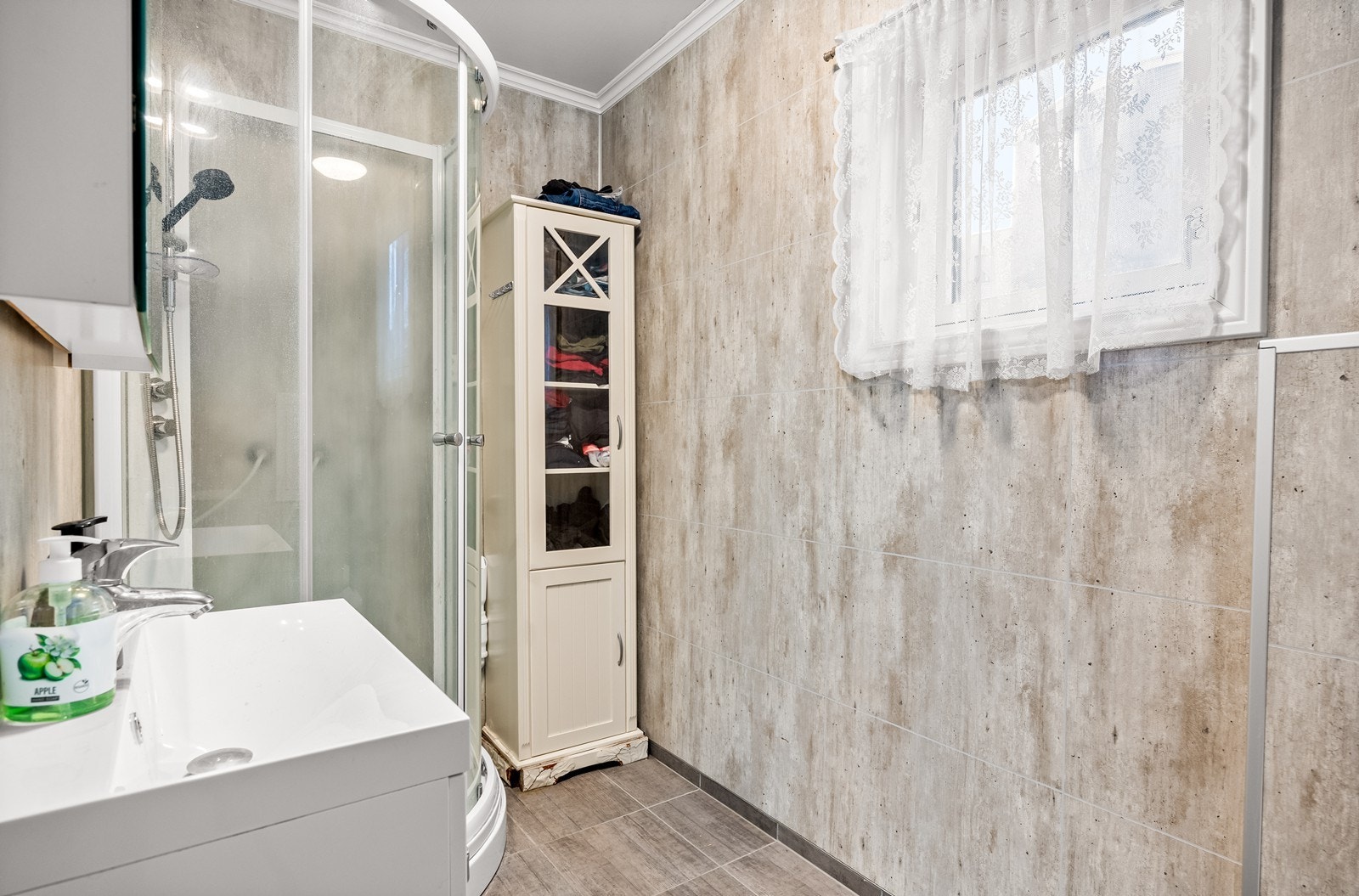 Badet ble oppgradert i 2018 og har flislagt gulv med elektriske varmekabler. Galleribilde