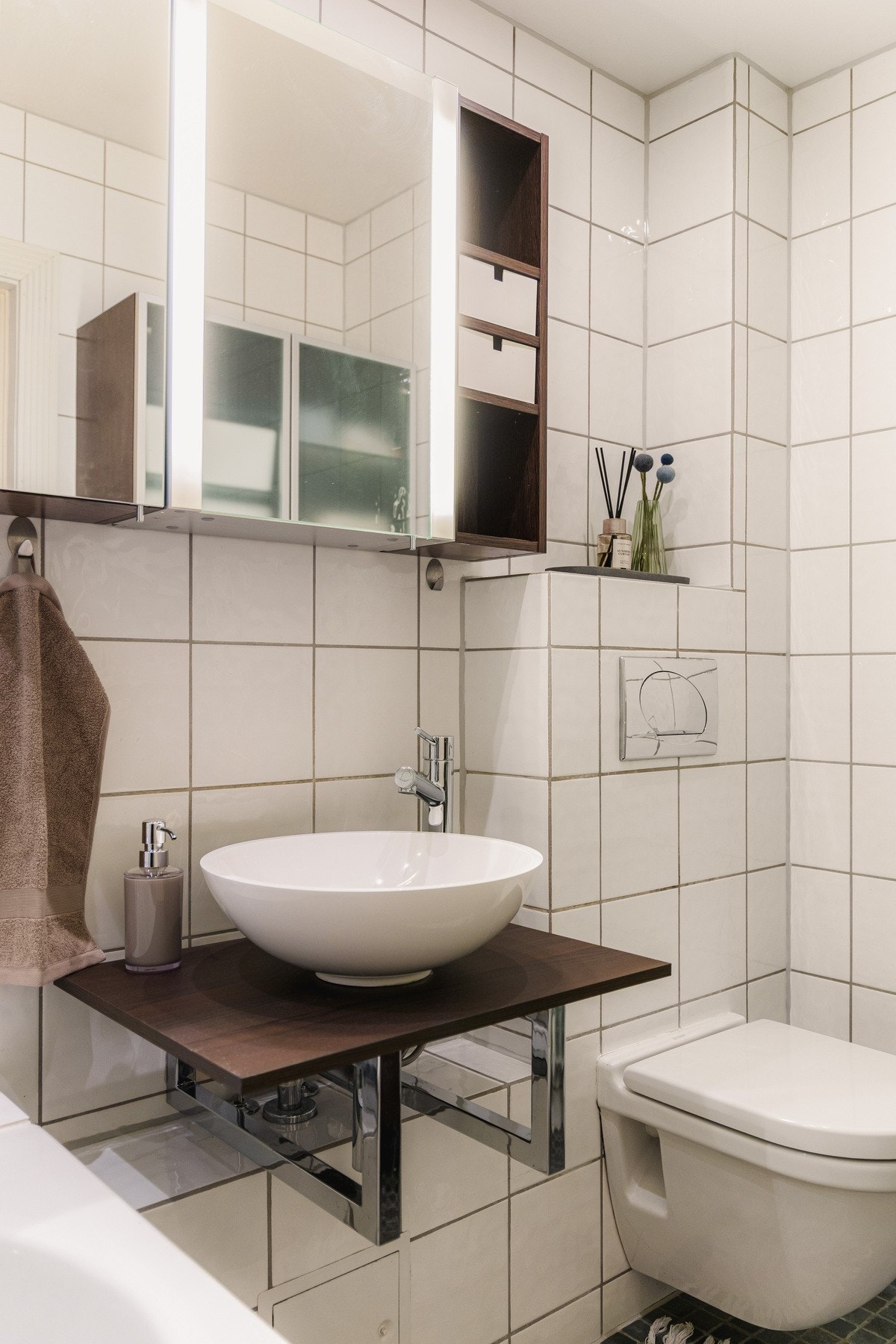 Videre er badet utstyrt med vegghengt toalett og badekar, perfekt for både raske morgener og rolige kvelder. Galleribilde