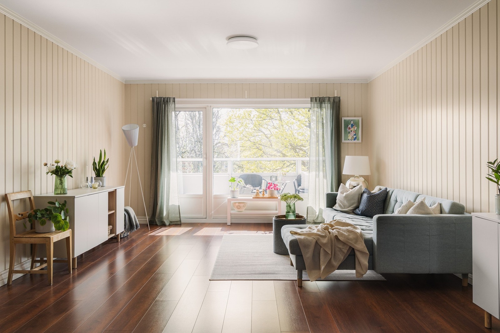 Stuen fremstår som lys og innbydende, med store vindusflater og balkongdør som slipper inn rikelig med naturlig lys og gir rommet en luftig og behagelig atmosfære. Galleribilde