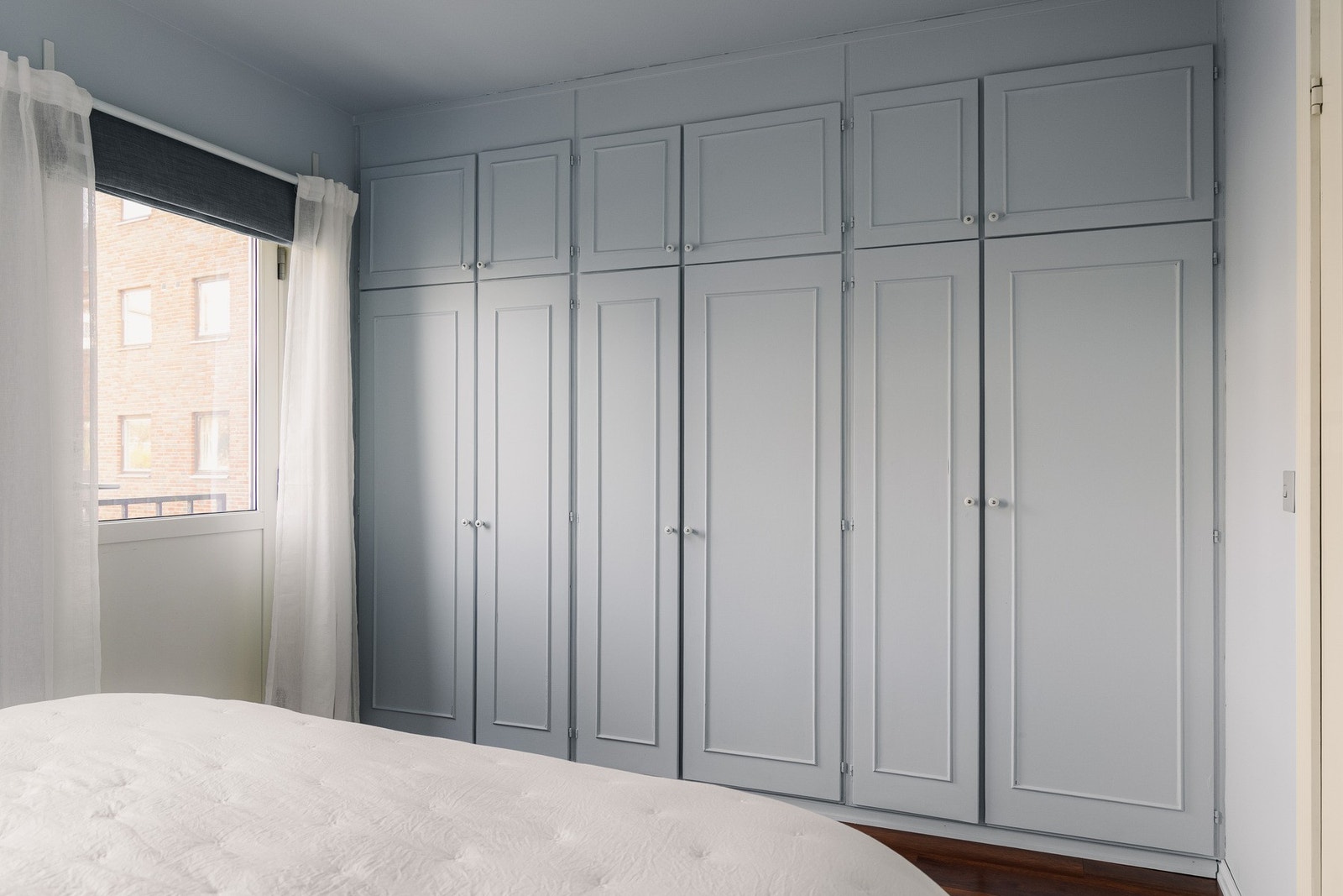 Her er det god plass til dobbeltseng med tilhørende nattbord, og en hel vegg med plassbygd garderobe med profilerte fronter gir rikelig med oppbevaringsplass. Galleribilde