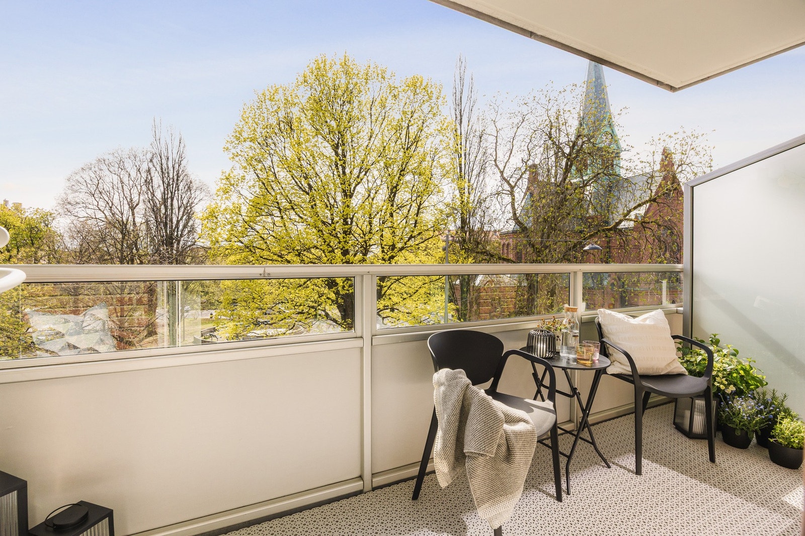 Fra stuen er det direkte utgang til sydvestvendt balkong på 6 m², som fungerer som en naturlig forlengelse av oppholdsrommet i sommerhalvåret. Galleribilde