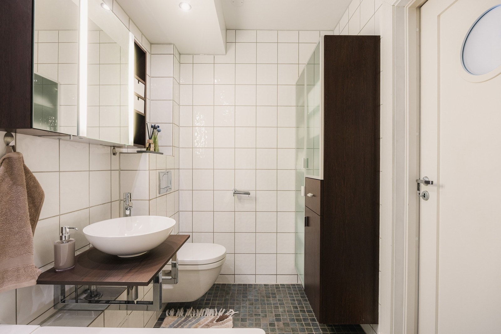 Badet er fra 2006 og fremstår som funksjonelt med flislagte overflater på både gulv og vegger, samt gulvvarme som gir en behagelig komfort i hverdagen. Galleribilde