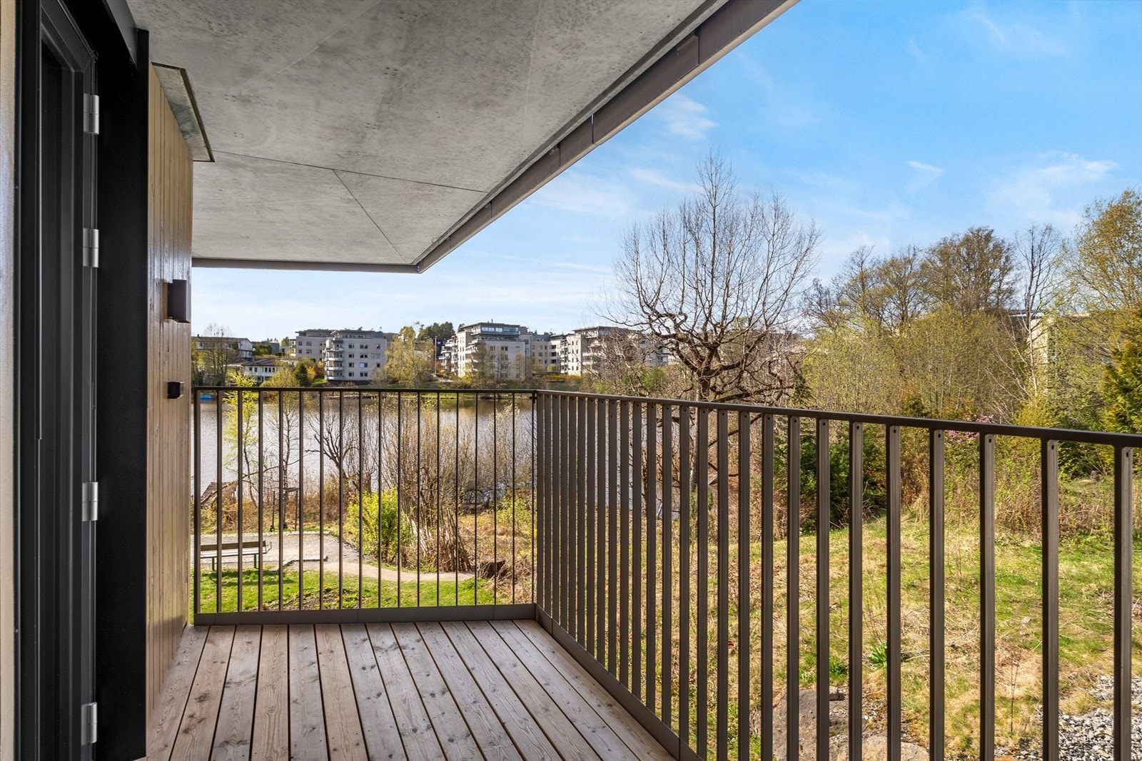 Balkong 2 mot nordvest - fin utsikt også her over Kolbotnvannet Galleribilde