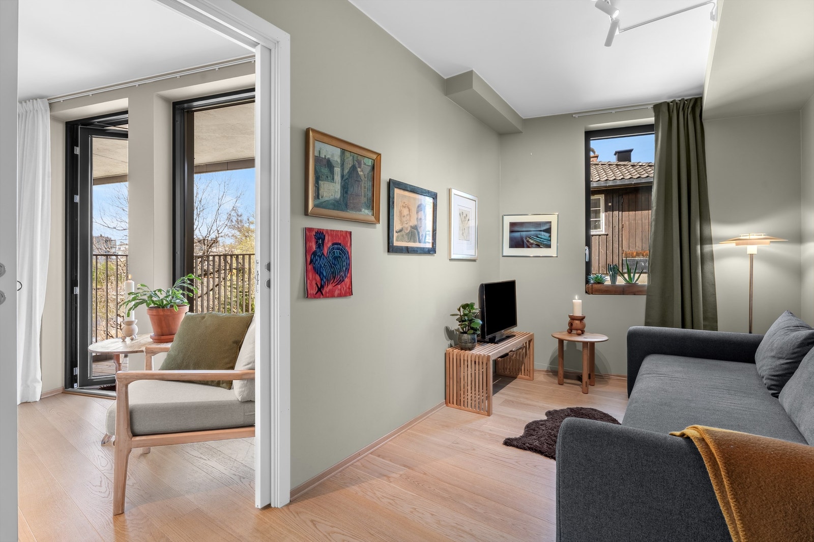 Soverom 2 med skyvedør fra stuen. Rommet benyttes i dag som tv-stue/gjesterom Galleribilde