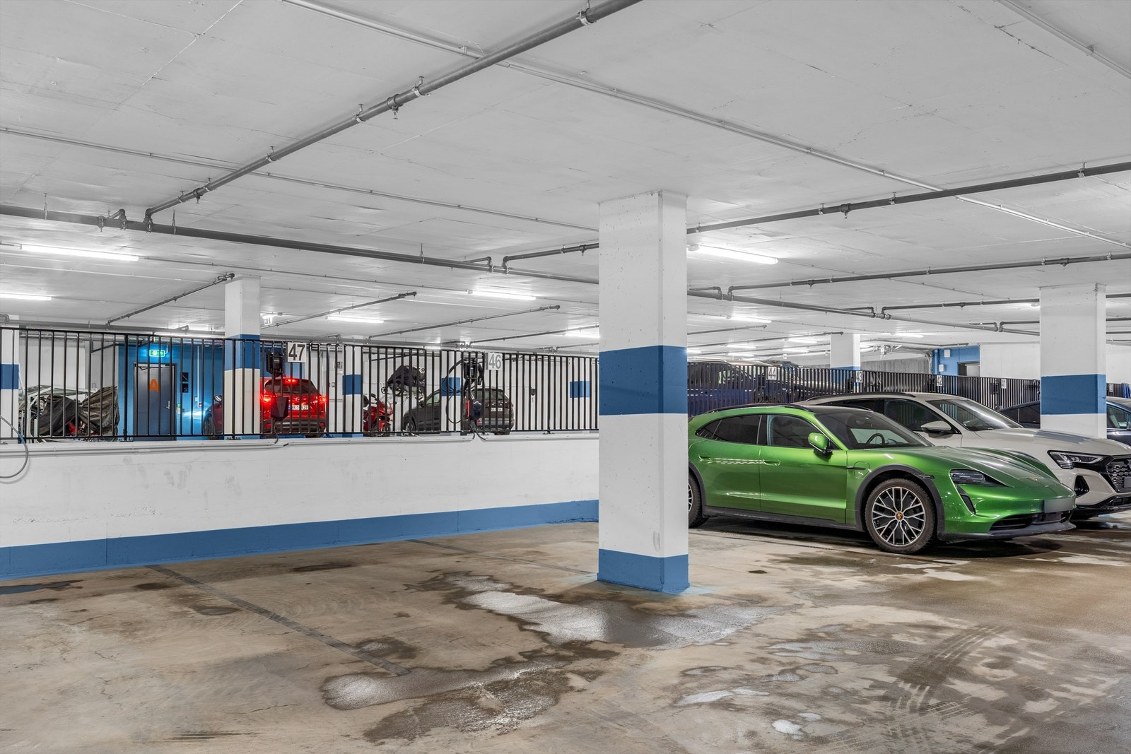 Leiligheten har garasjeplass i felles parkeringskjeller. Denne er merket med nr 47 og det er montert El-billader Galleribilde