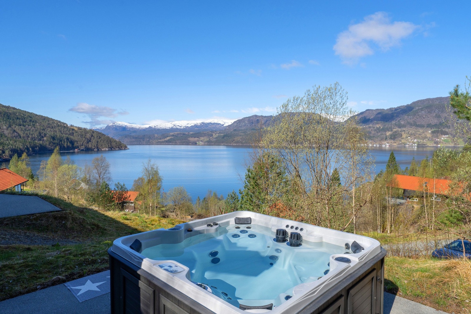 Jacuzzi medfølger handelen. Galleribilde