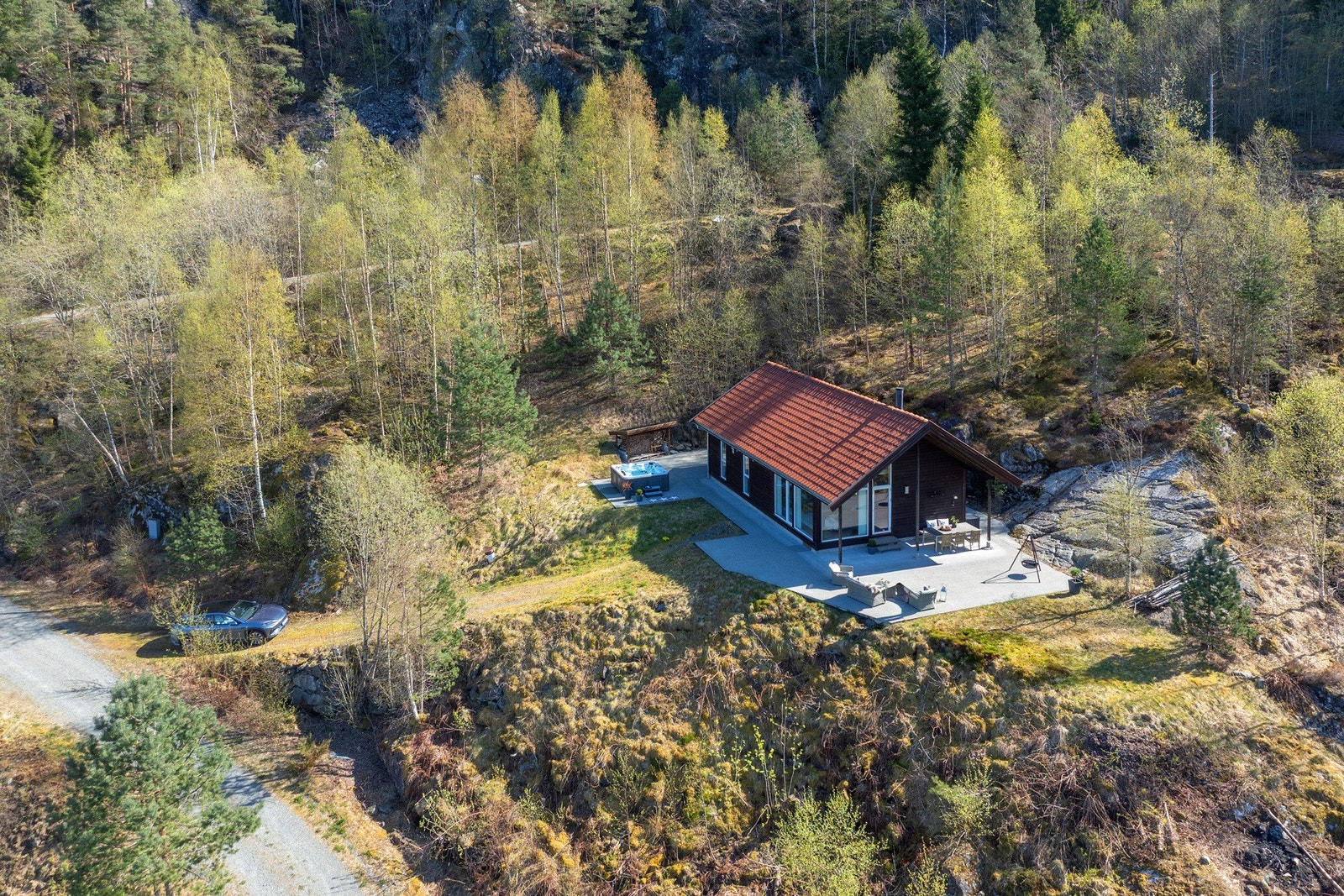 En flott fritidsbolig med mange gode kvaliteter å by på. Båtplass og bod i felles småbåthavn medfølger. Galleribilde