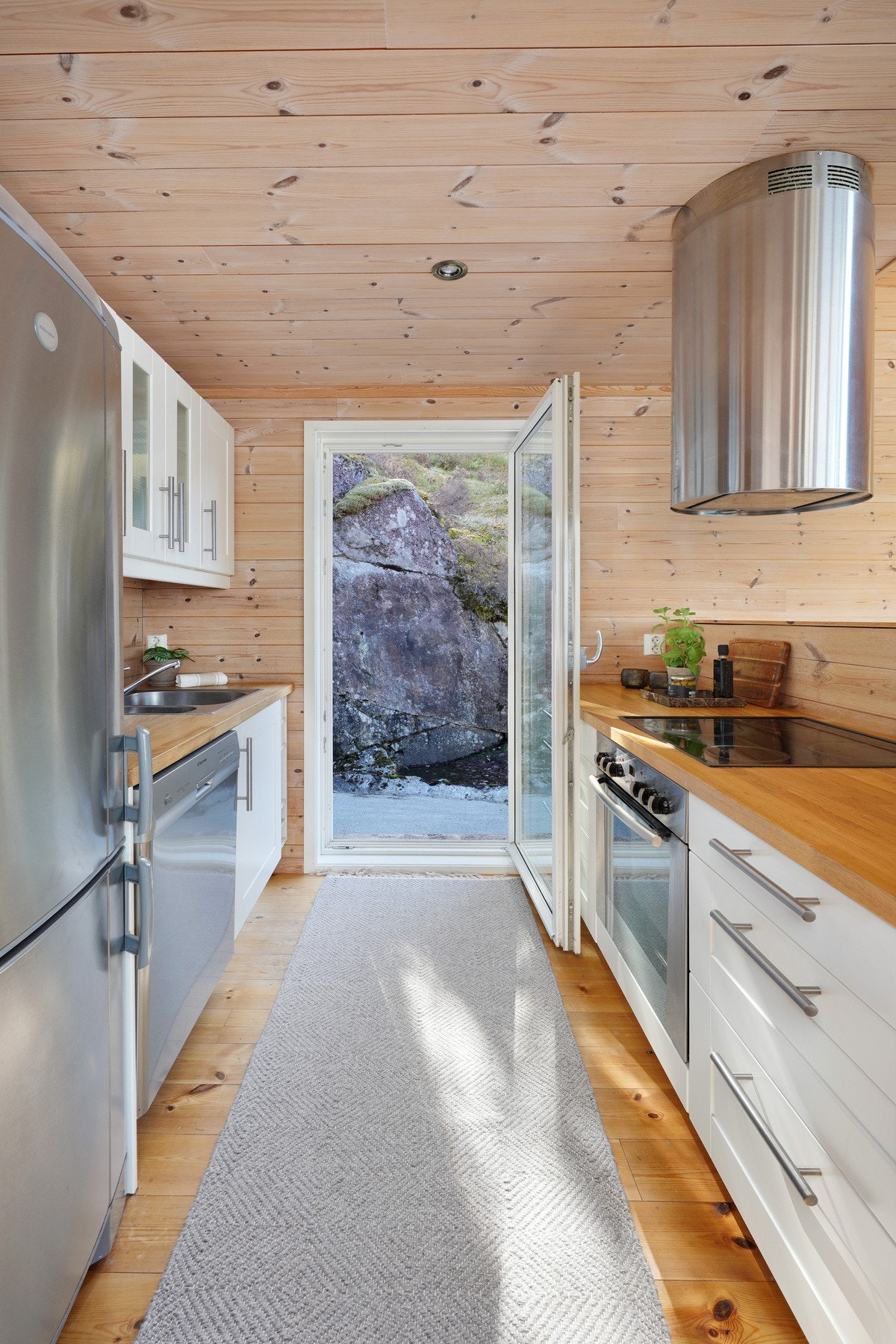 Fra kjøkken har en dør direkte til uteområde, praktisk på dager når det er grillmat som står for tur. Galleribilde