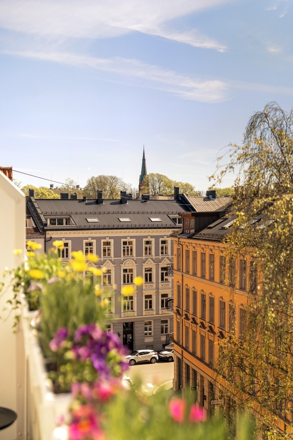 Høyt og fritt i toppetasjen! Vakker utsikt mot et ettertraktet nabolag. Galleribilde