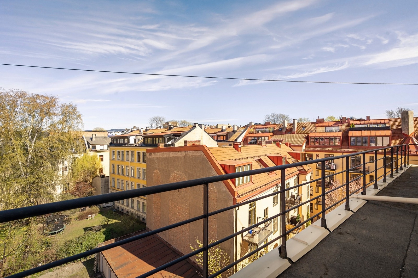 Fra rommet er det utgang til brannbalkong som anses som fellesareal. Galleribilde