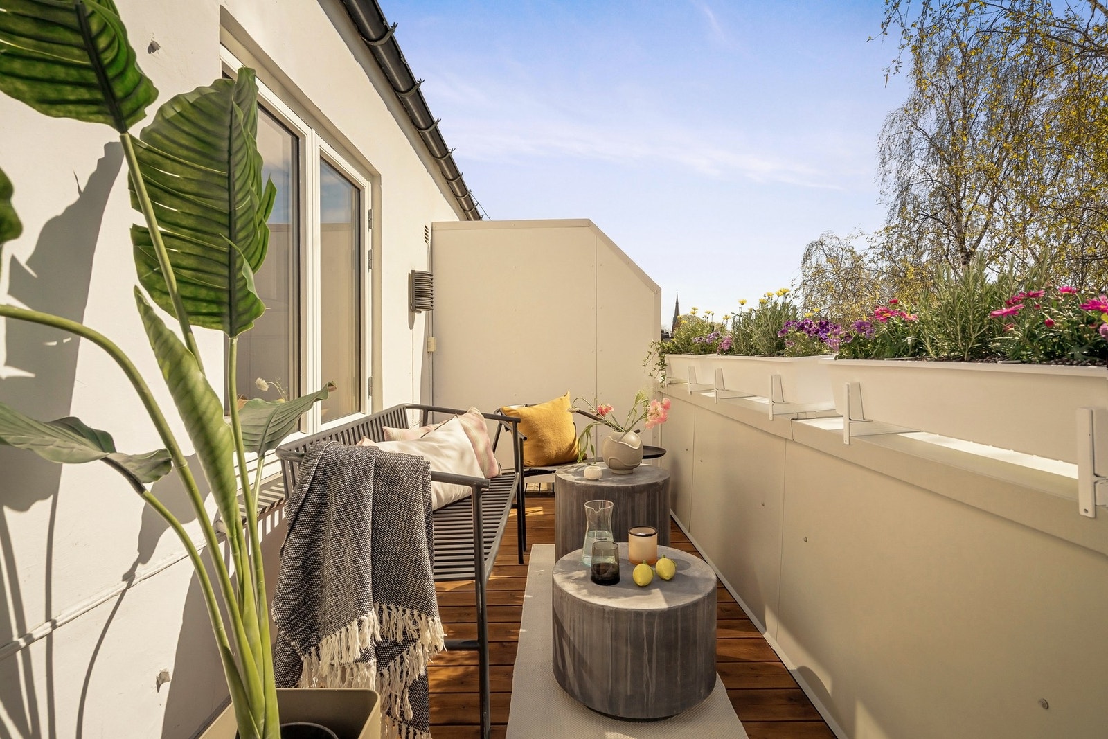 Terrassen størrelse gjør at det er plass til både lounge, grill, spisegruppe og vakre planter. Galleribilde