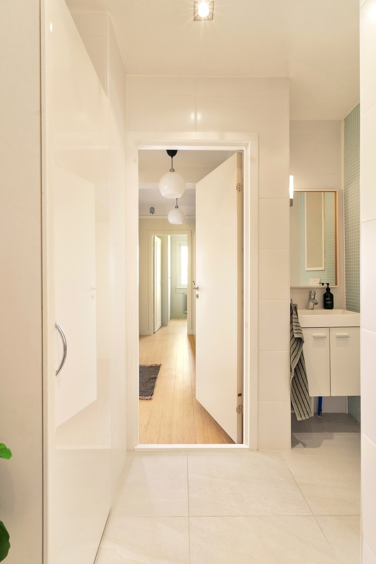 Det er etablert høyskap på badet som gir gode oppbevaringsmuligheter. Nisje ved siden av for vaskemaskin. Galleribilde