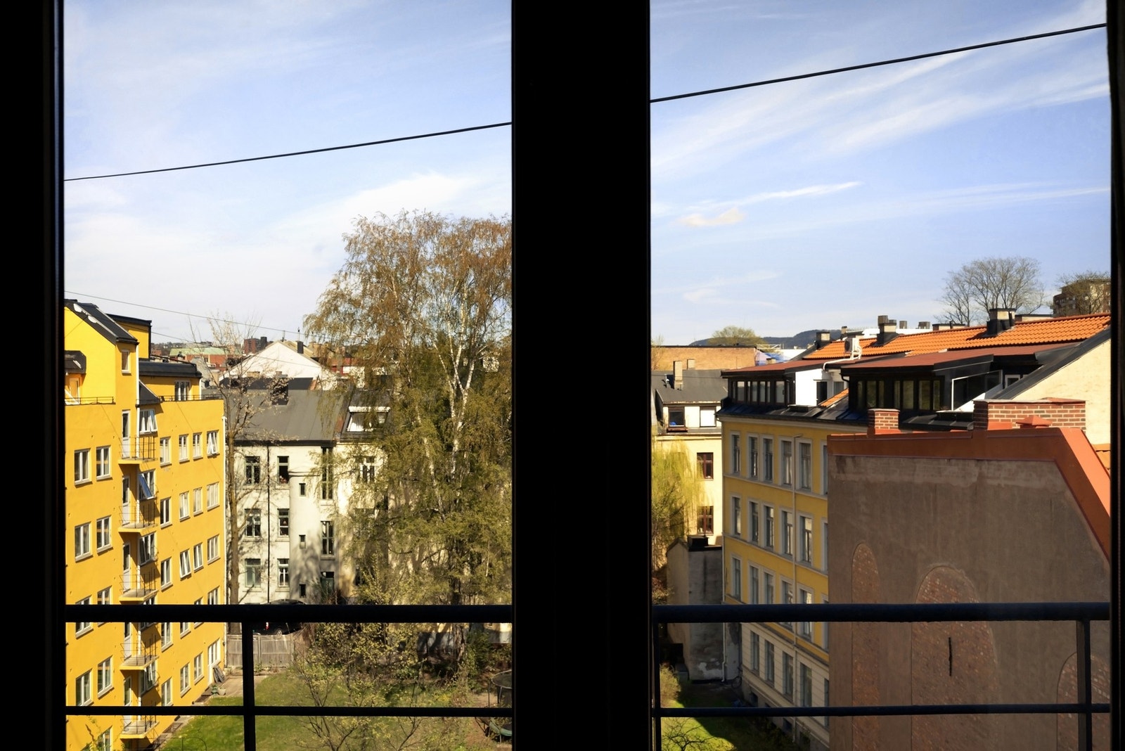 Stort og innbydende hovedsoverom med mye naturlig lys fra store vindusflater. Galleribilde