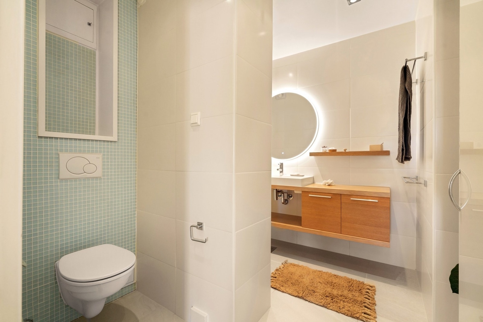 På badet er den en praktisk delvis adskilt toalettsone. Galleribilde