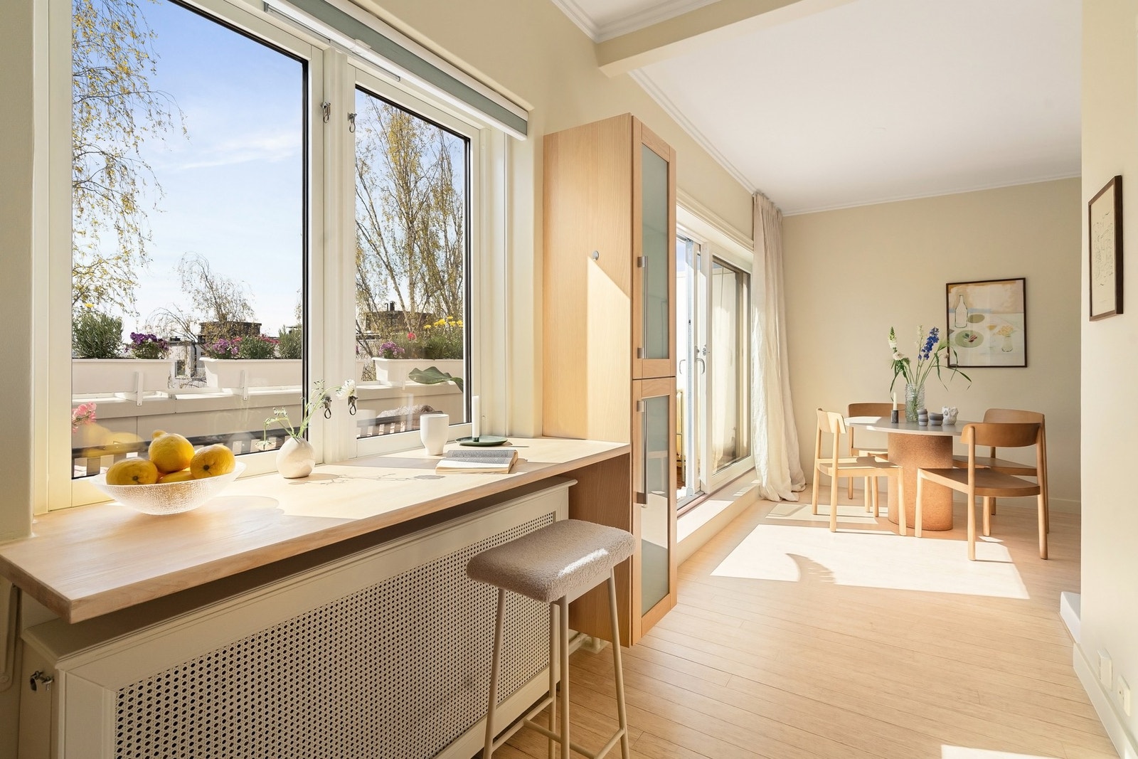 Varmtvann, oppvarming og internett er inkludert i felleskostnadene. Oppvarming via radiatorer. Galleribilde