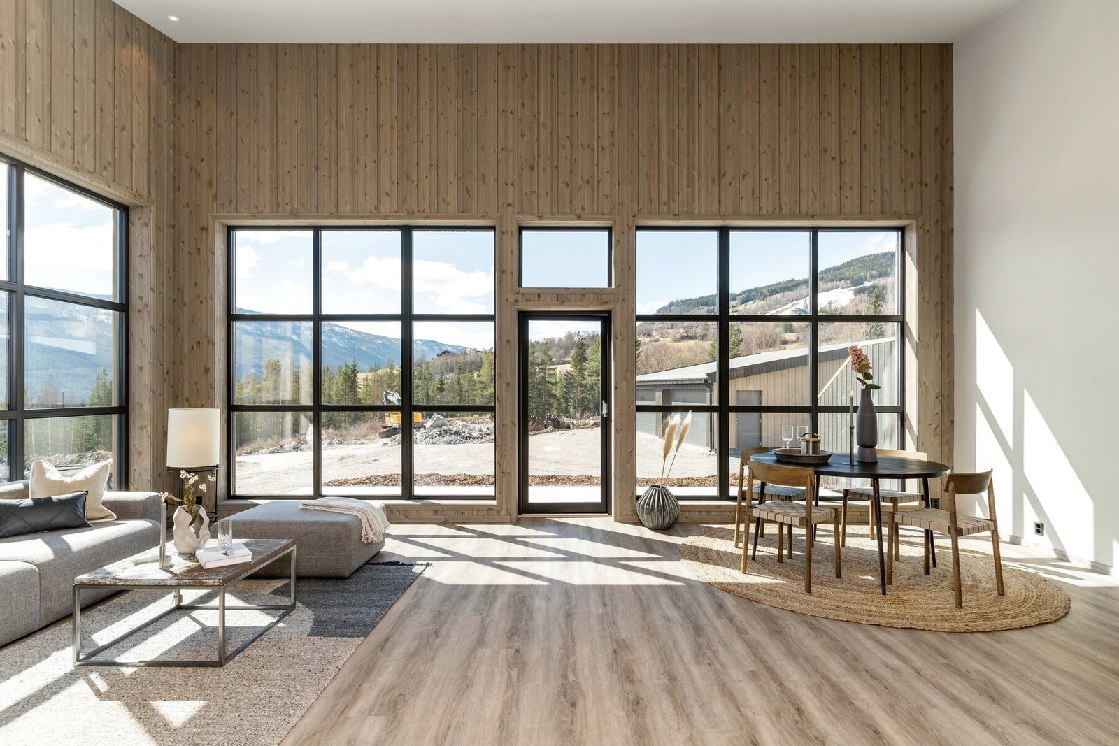De store vinduene og den gode takhøyden gjør at rommet føles romslig og luftig. Galleribilde