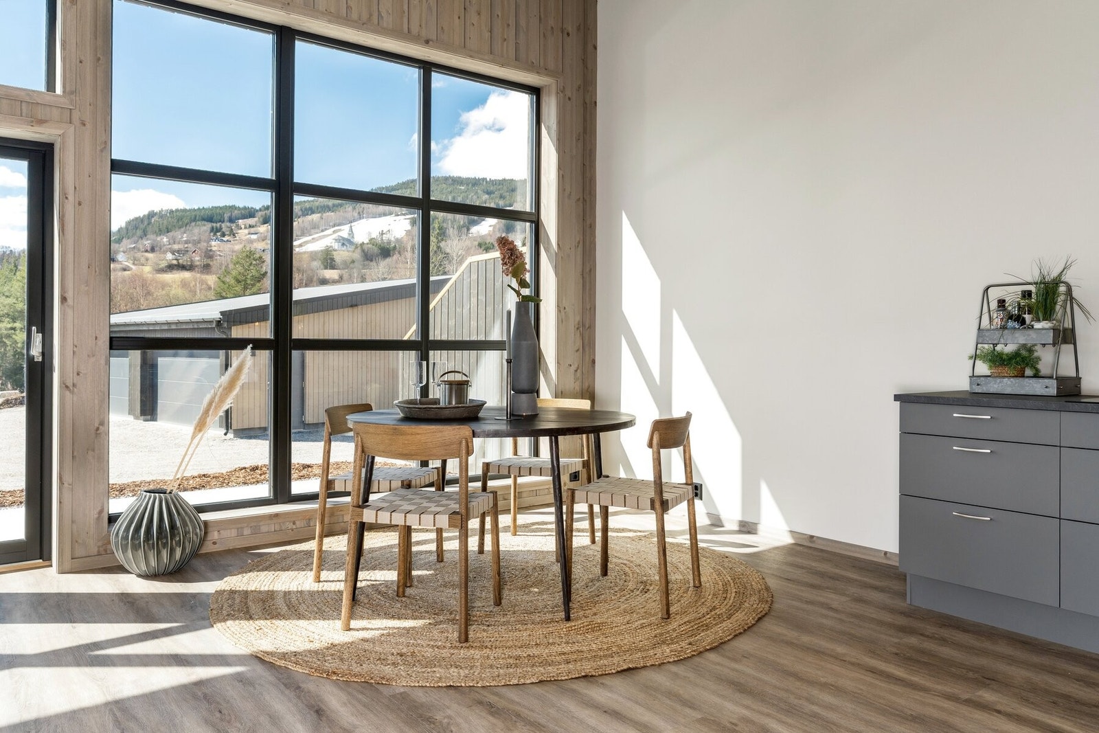 Plass til en romslig spisegruppe. Galleribilde