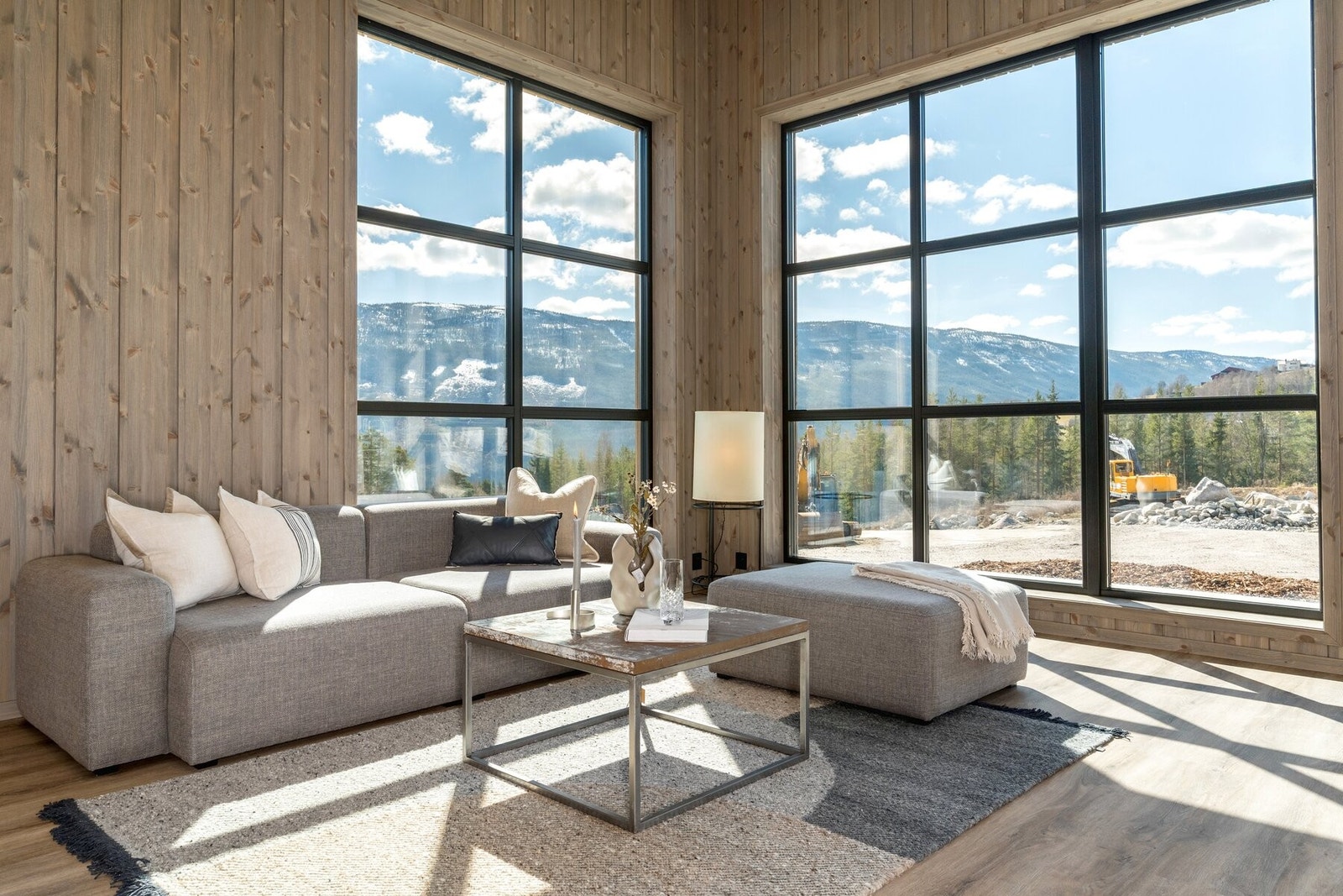 De store vinduene slipper inn rikelig med naturlig lys. Galleribilde