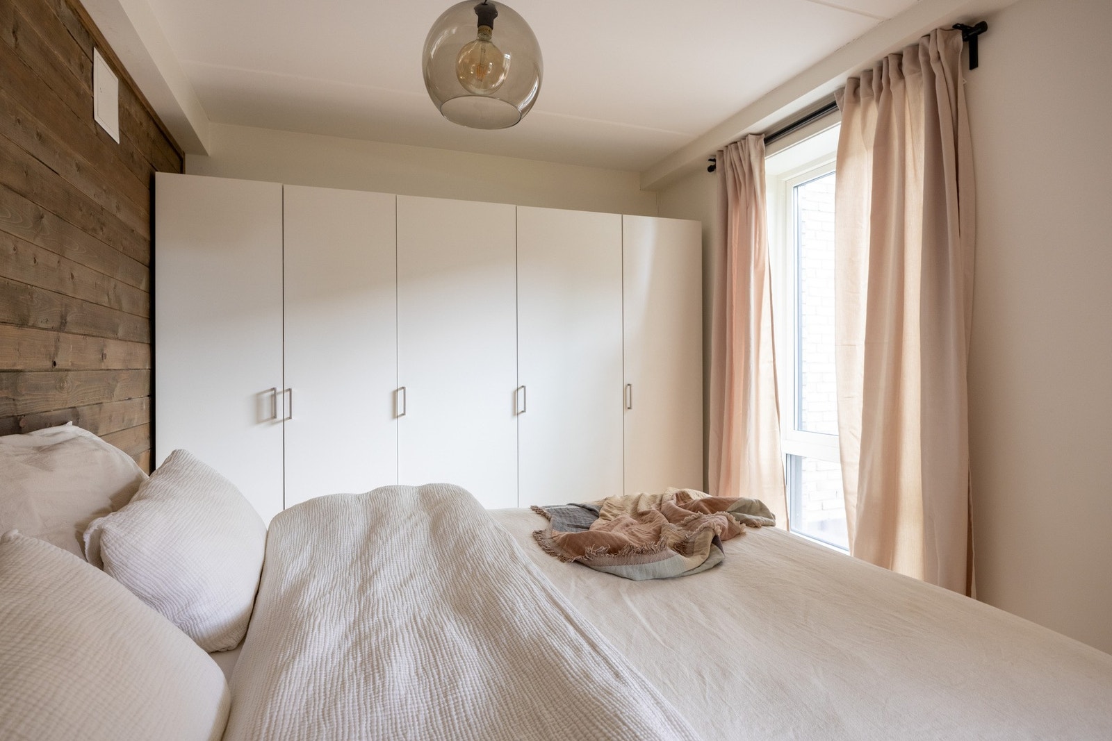 Rikelig med oppbevaringsplass i medfølgende garderobeskap. Galleribilde