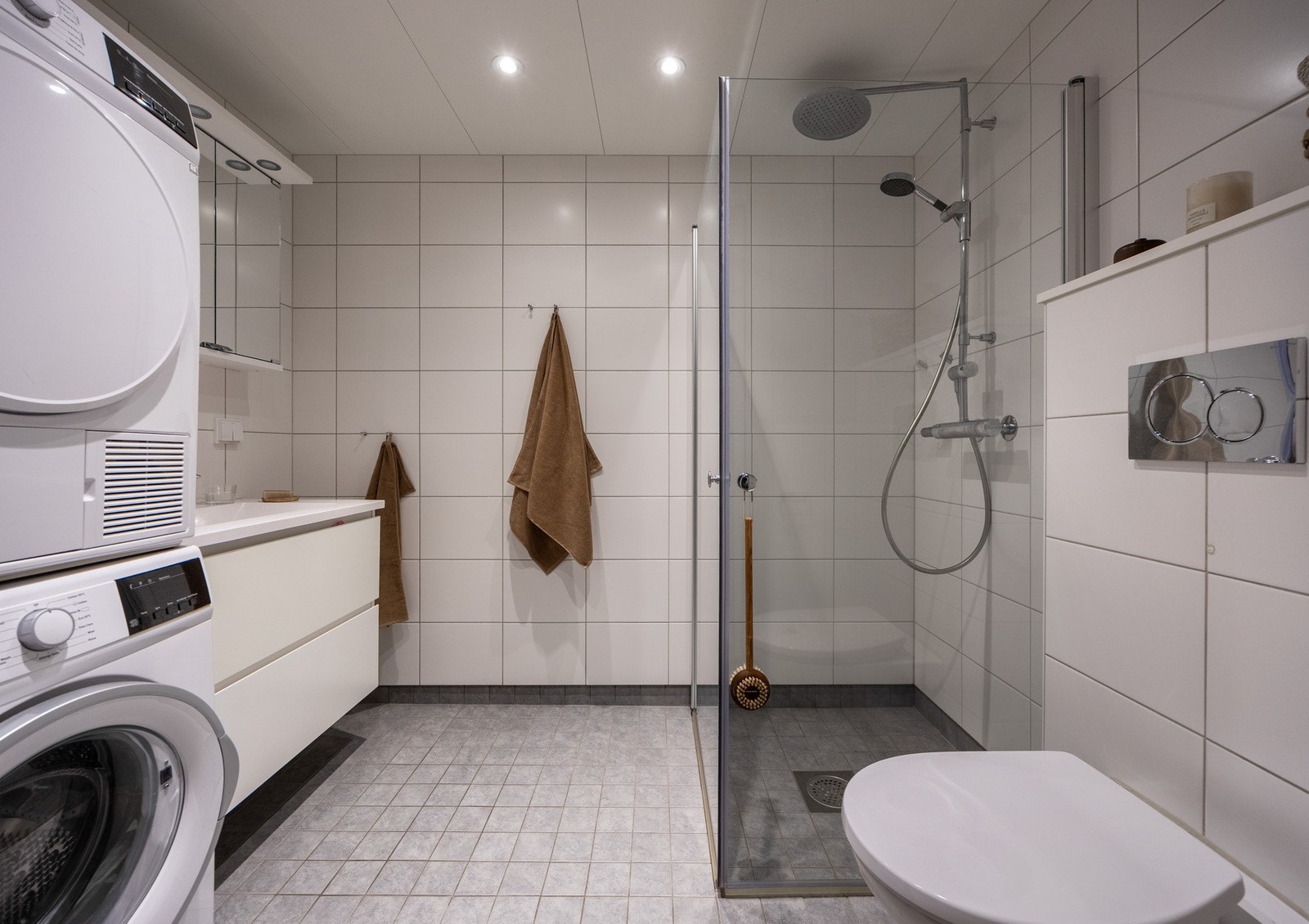 Videre har leiligheten et helfliset bad fra byggeår (2018). Det er gulvvarme. Galleribilde