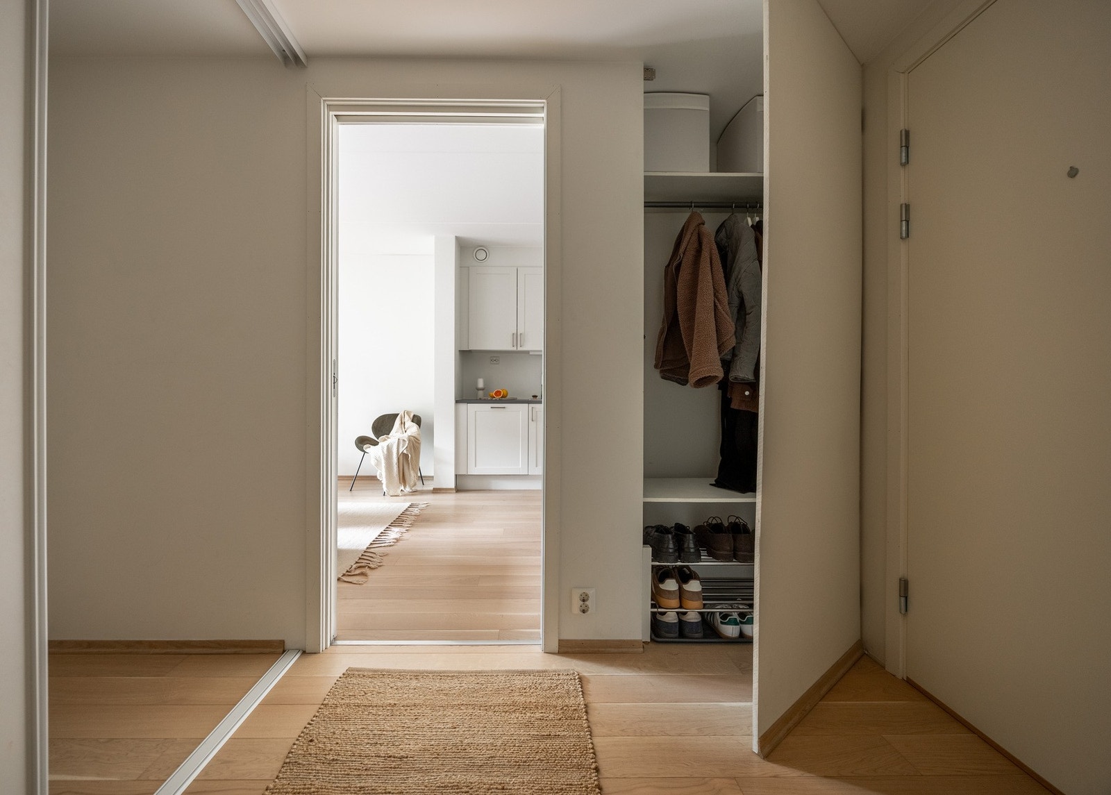 Medfølgende garderobemøblement. Galleribilde