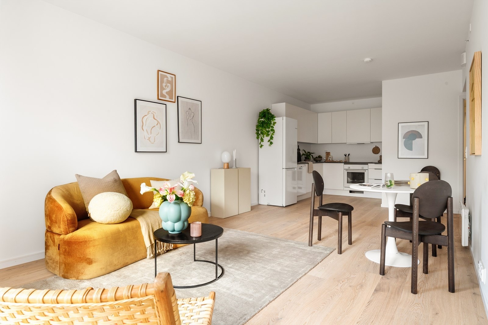 Den sosiale sonen består av en åpen stue- og kjøkkenløsning, hvor det er plass til både sofa og spisebord Galleribilde