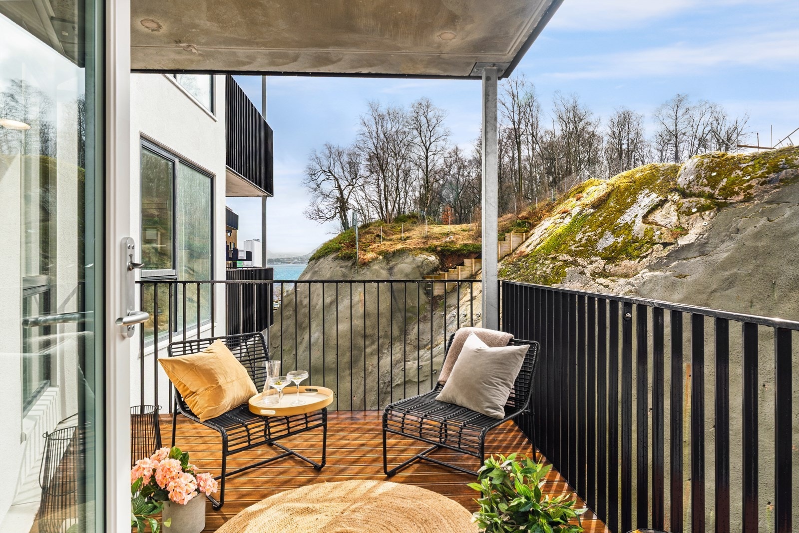 Leiligheten har en flott og solrik altan på 9 m² Galleribilde