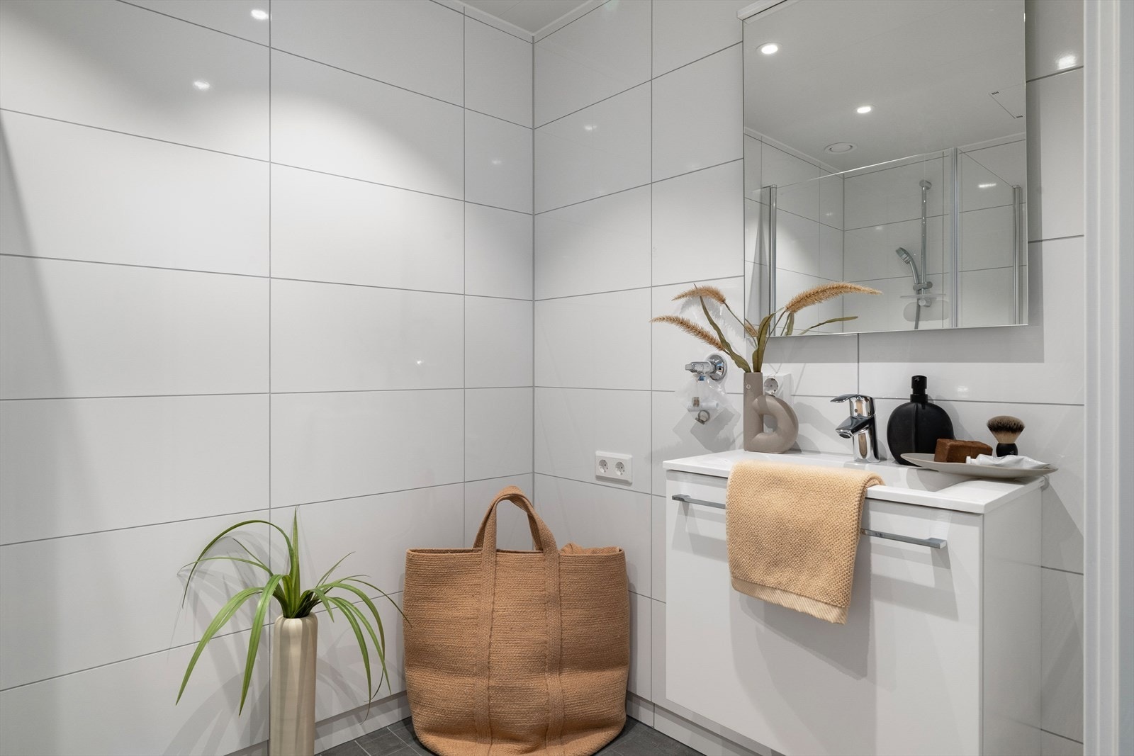 Badet er helfliset med varmekabler i gulv. Opplegg for vaskemaskin og tørketrommel Galleribilde