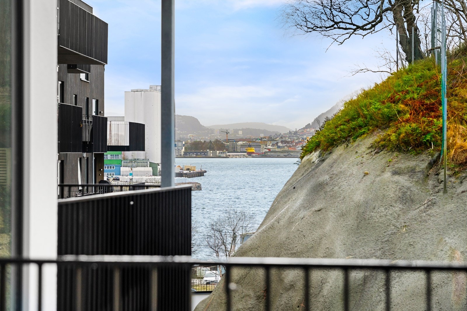 Sjøgløtt mot Byfjorden Galleribilde