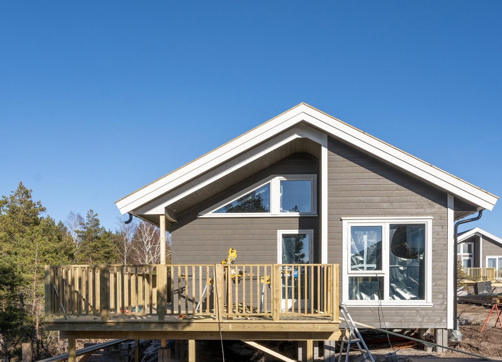 Hytte med stor hjørneveranda mot syd/vest. Galleribilde