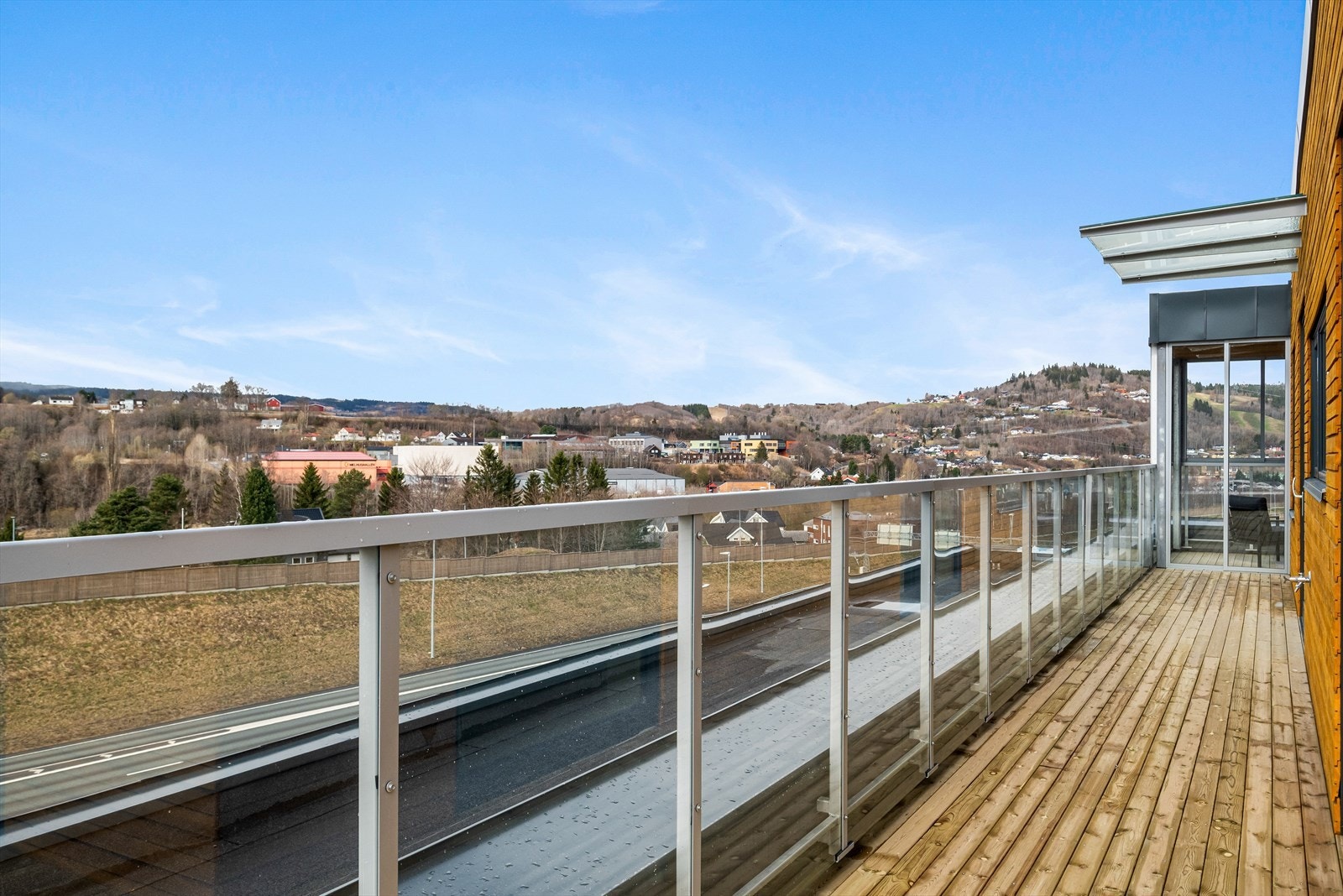 Inngangspartiene fra balkongen er takoverbygd. Galleribilde