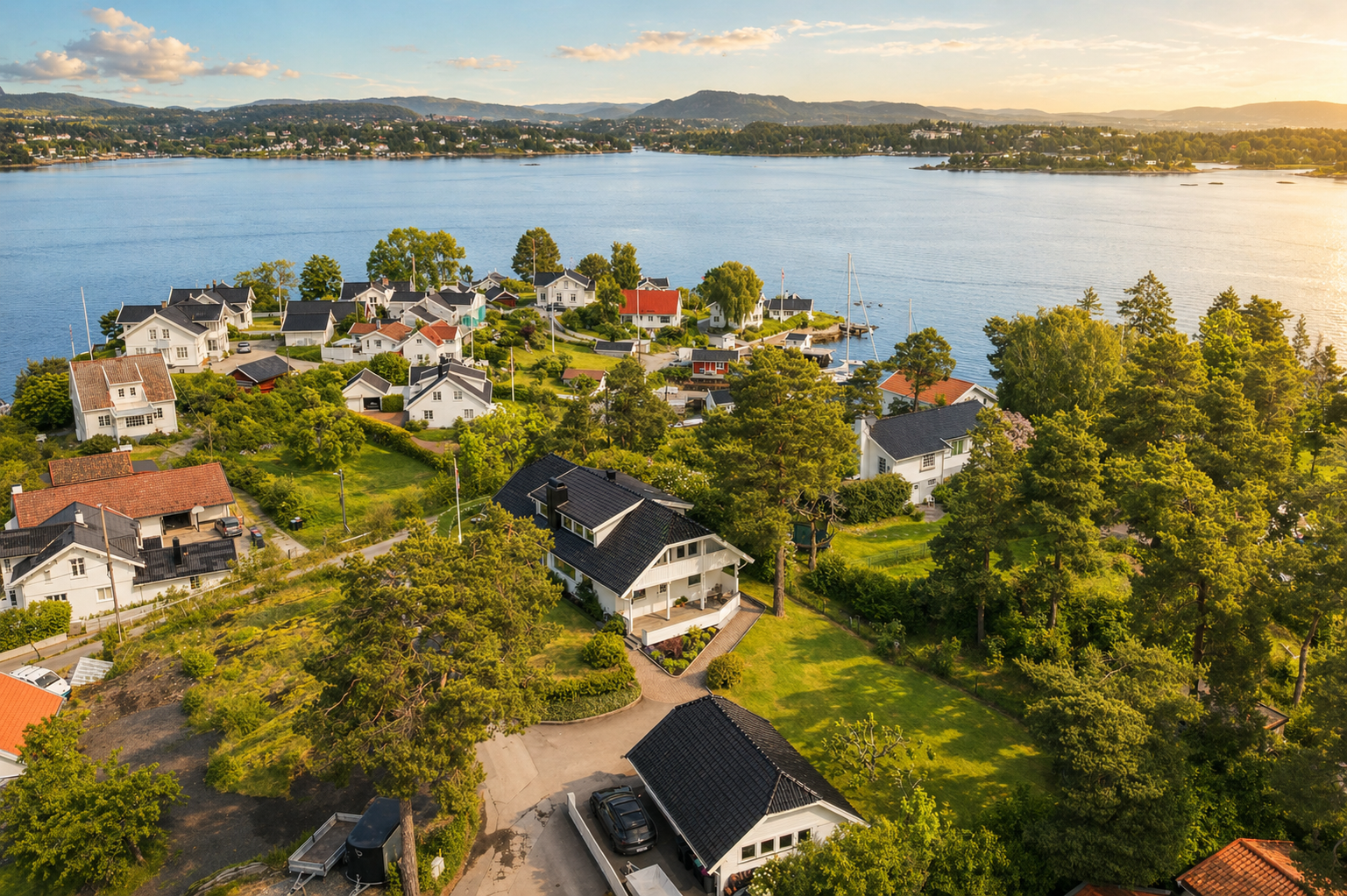 Velkommen til Konglungveien 28A - en sjelden perle presentert av Alexander Fossum i Nordvik Asker. (Lyset i bildet er AI-redigert) Galleribilde
