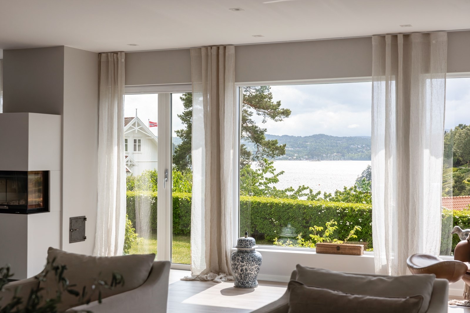 Her bor man med umiddelbar nærhet til sjøen, flotte turmuligheter og et aktivt nærmiljø. Galleribilde