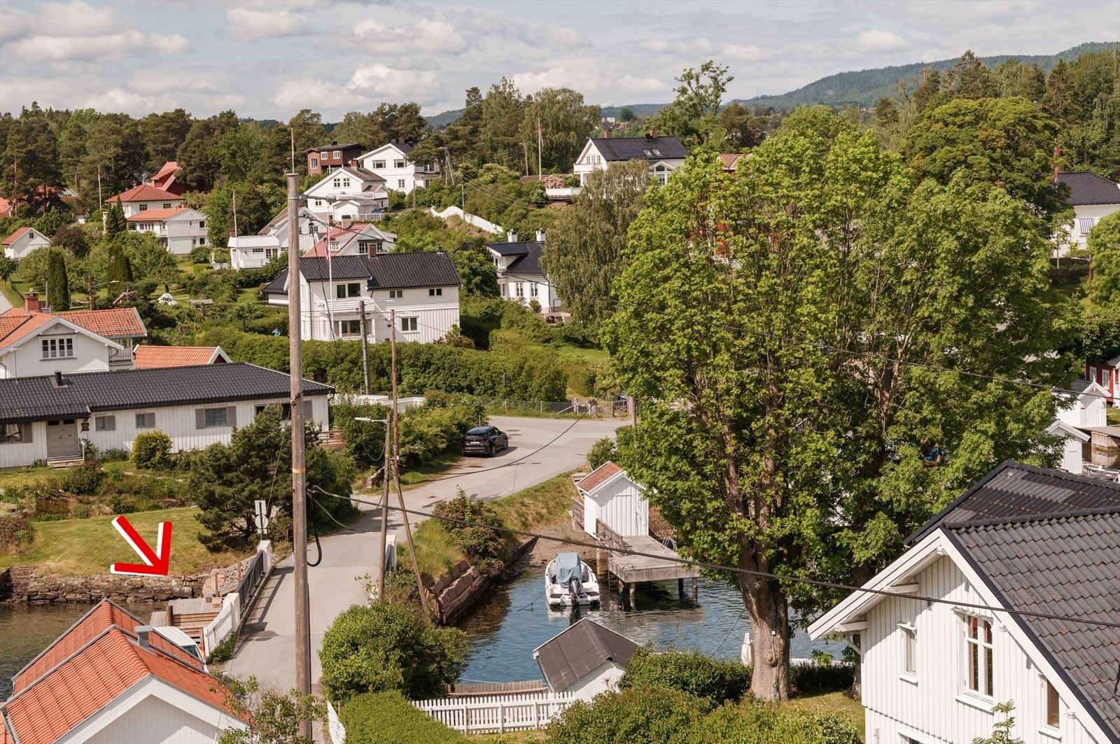 Rett nedenfor huset ligger det en brygge hvor man kan kjøre inntil med båt (f.eks. for å hente eller levere) eller legge ut kajakk (se pil). Galleribilde