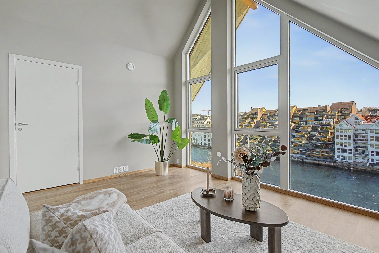Loftstue/soverom nr. 2 med nydelig sjøutsikt og mye naturlig lys. Galleribilde