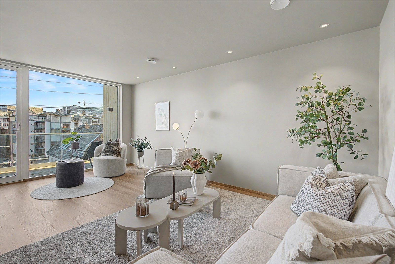 Gode møbleringsmuligheter med god plass til spisebord og sofagrupper Galleribilde