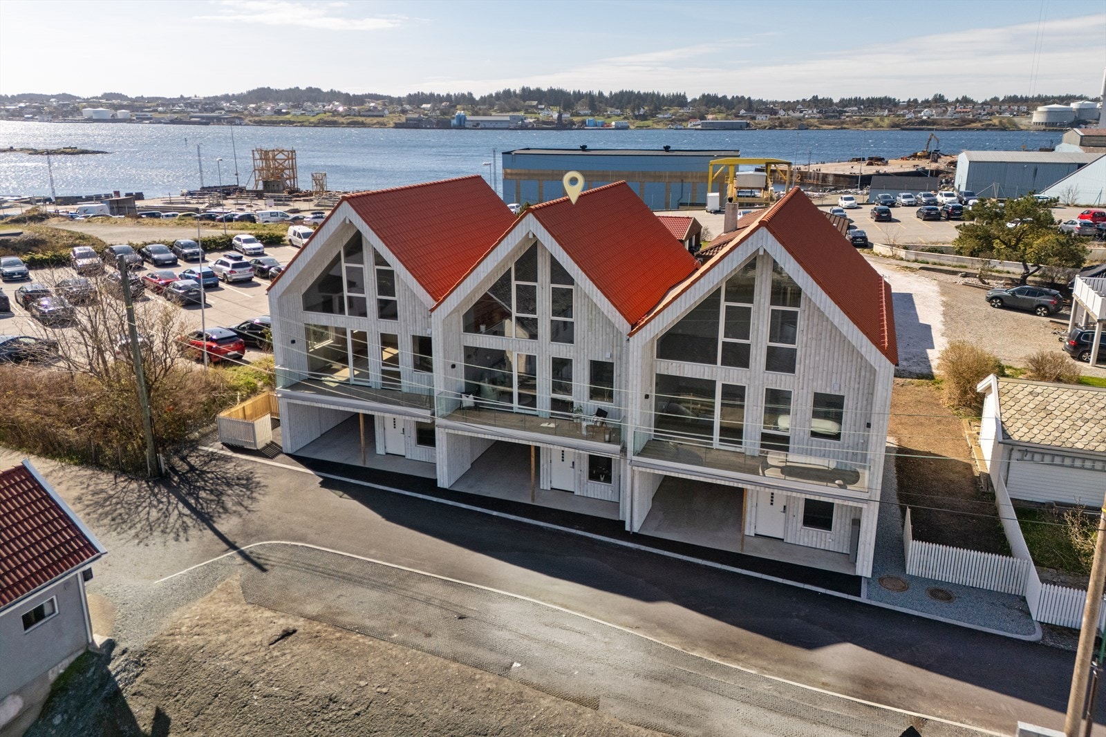 Beliggenhet i et veletablert og maritimt nabolag på Risøy Galleribilde