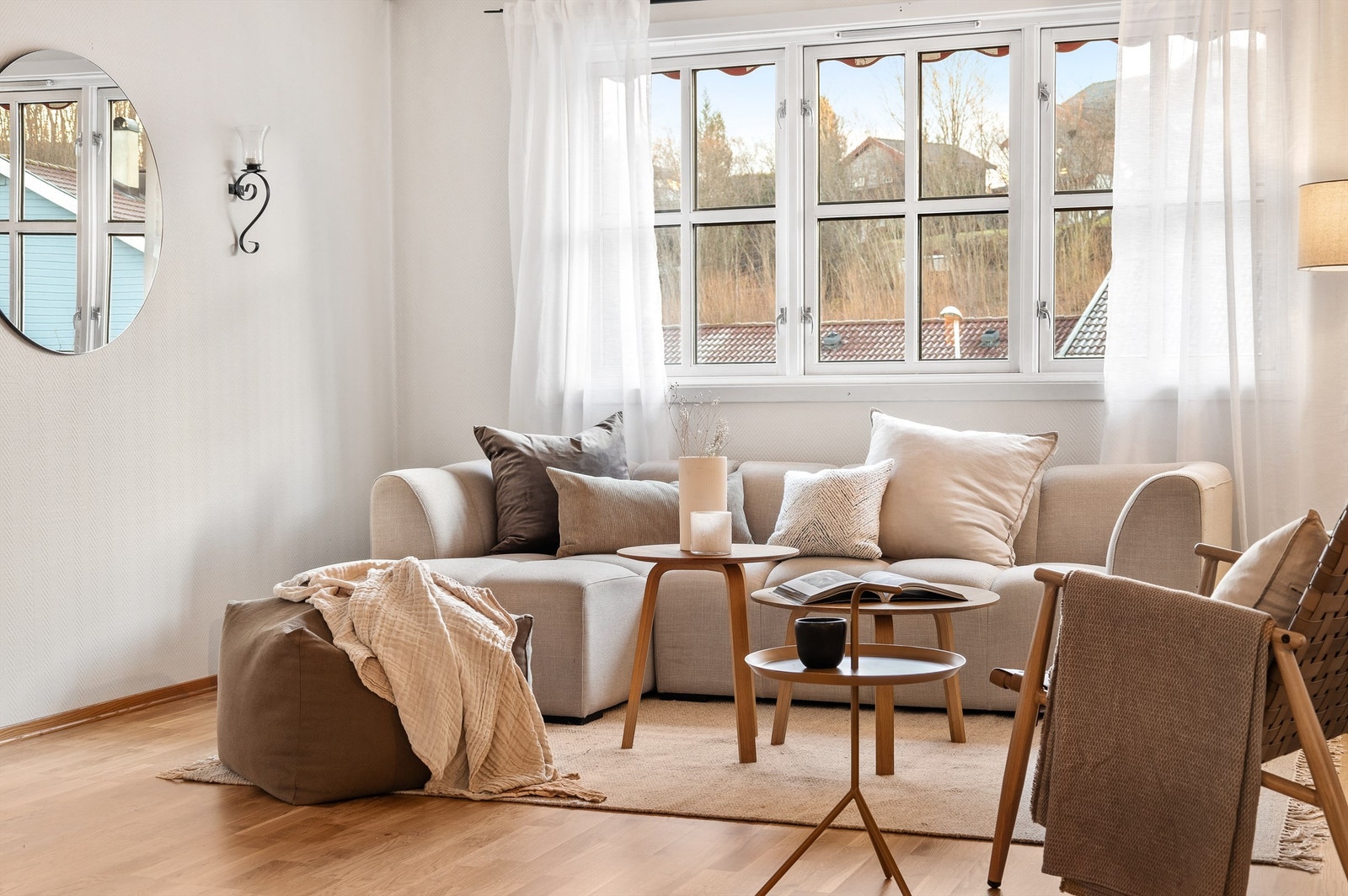 Lys og luftig stue med gode møbleringsmuligheter. Foto: Trond Reder Galleribilde