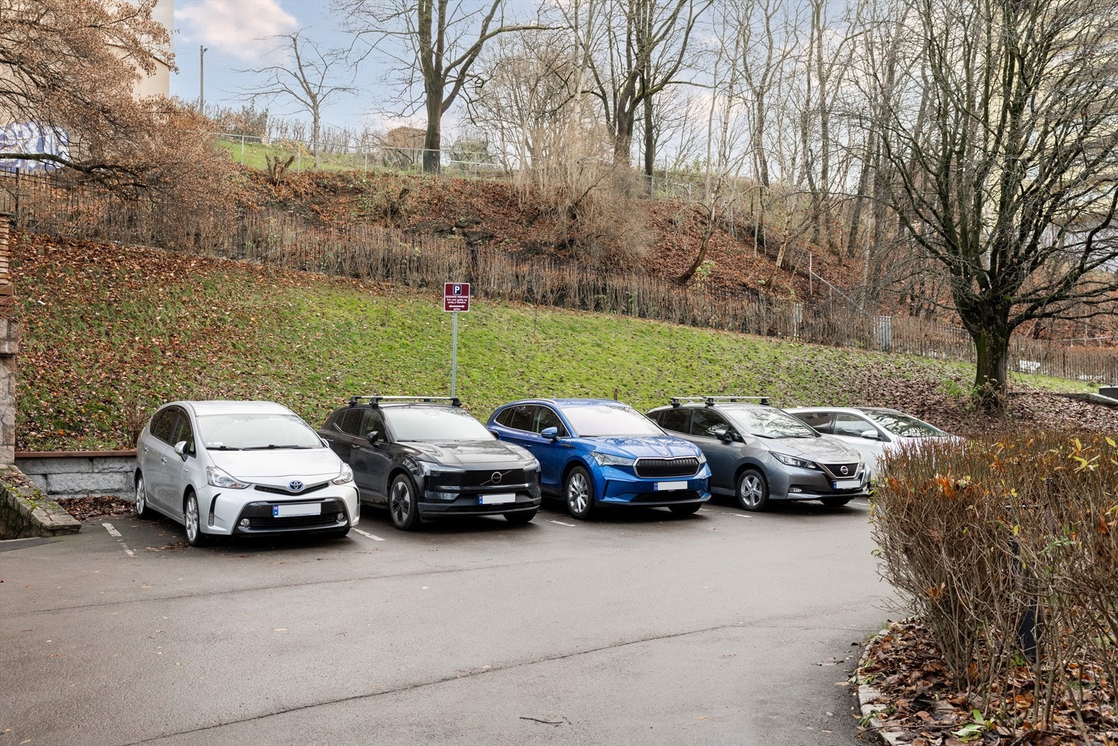 Sameiet har 30 parkeringsplasser til utleie. Leie av parkeringsplass koster kr 650,- pr måned. Strøm til elbil-ladere kommer i tillegg. Per 8. desember 2025 er det 4 stk på venteliste. Galleribilde