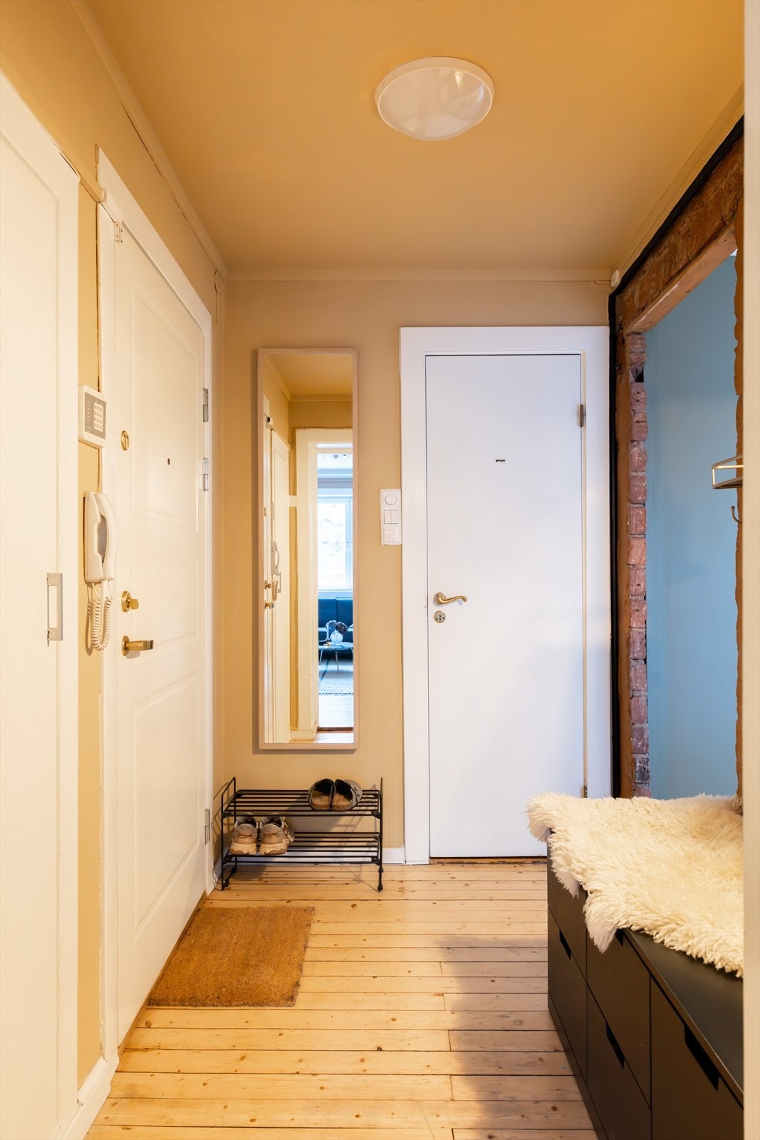 Velkommen inn! Innbydende entre med god plass til sko og yttertøy. Galleribilde