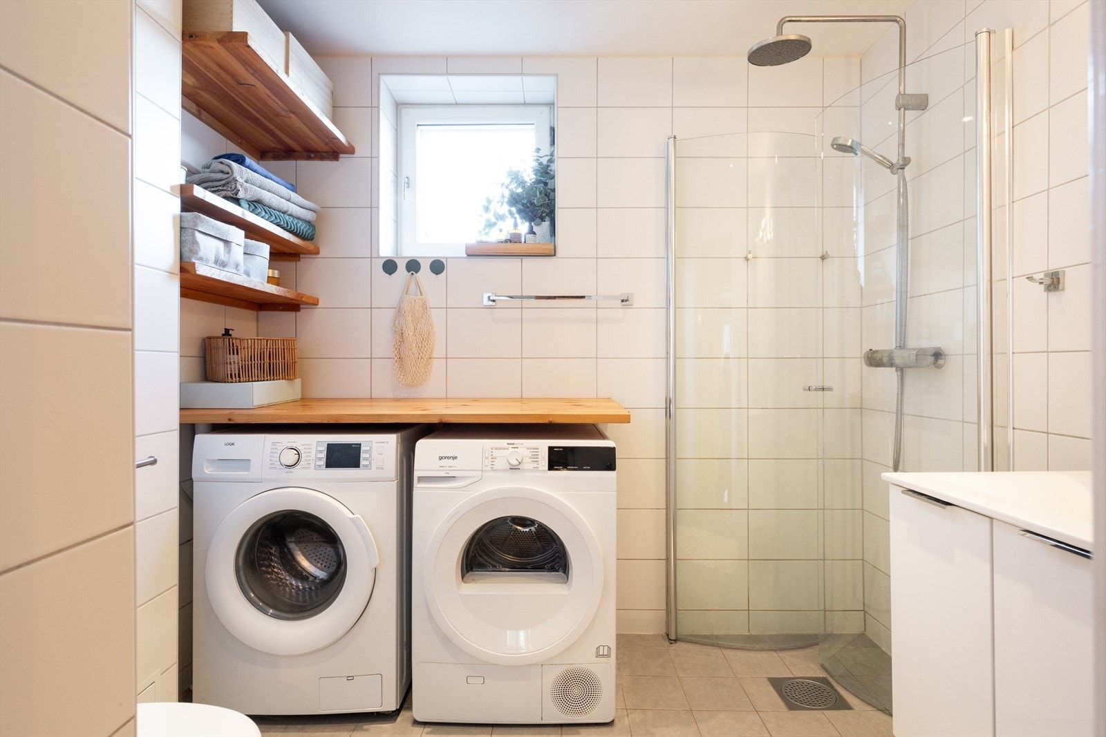 Videre er det montert vegghengt toalett og opplegg for vaskemaskin. Gulvet har elektriske varmekabler, og badet ventileres via ventil i himlingen. Galleribilde