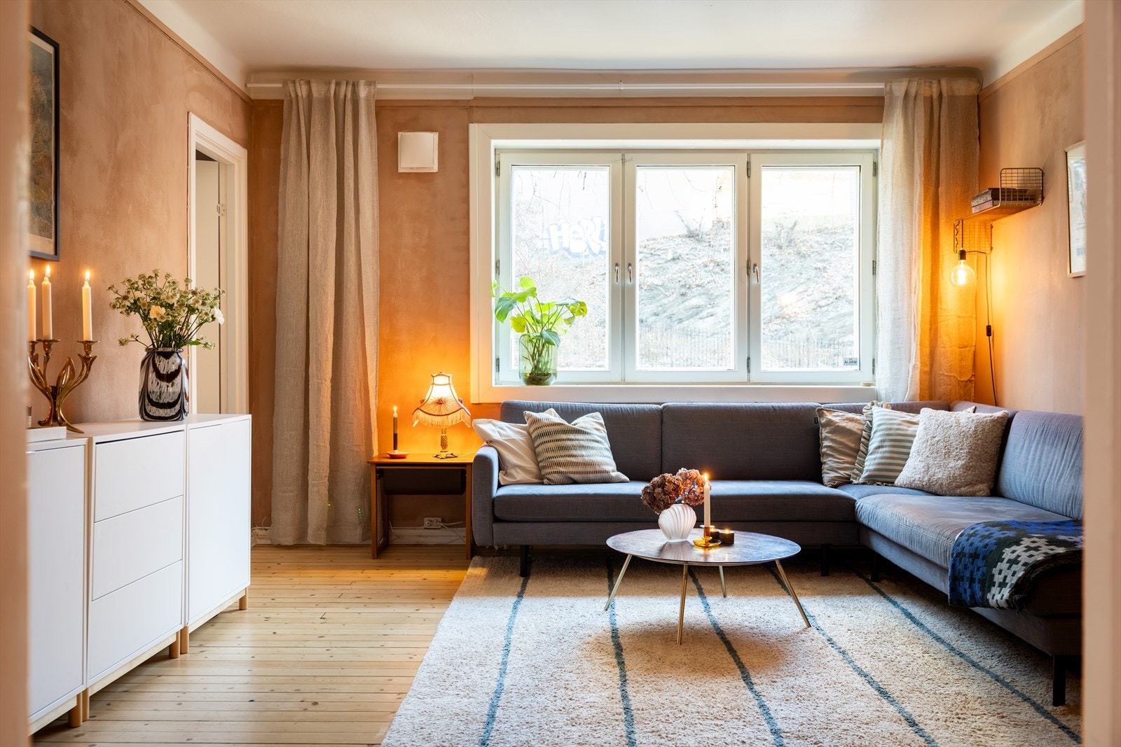 En lys og gjennomgående hjørneleilighet med vestvendt balkong på ca. 3 kvm. Galleribilde